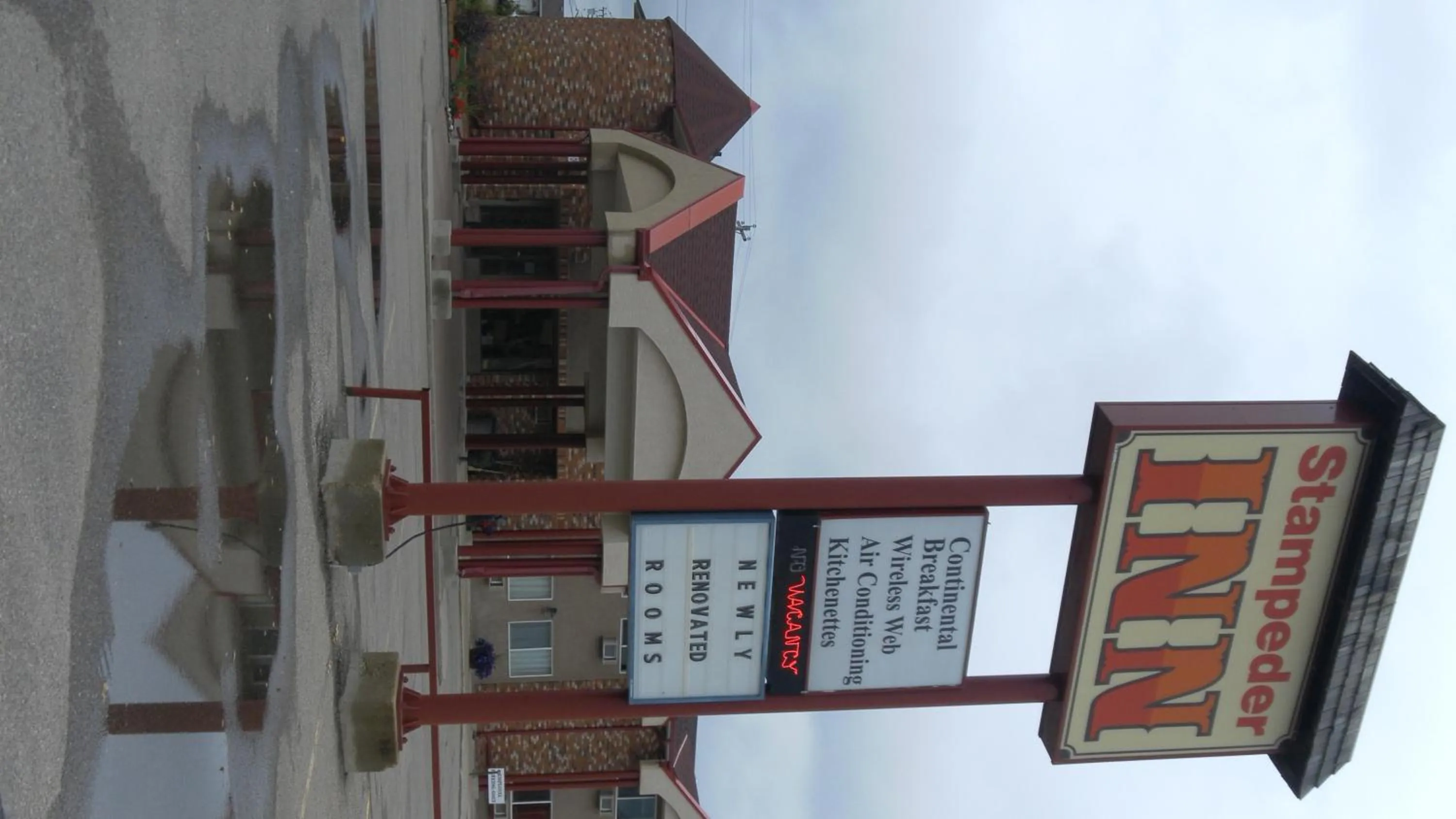 Facade/entrance in Stampeder Inn