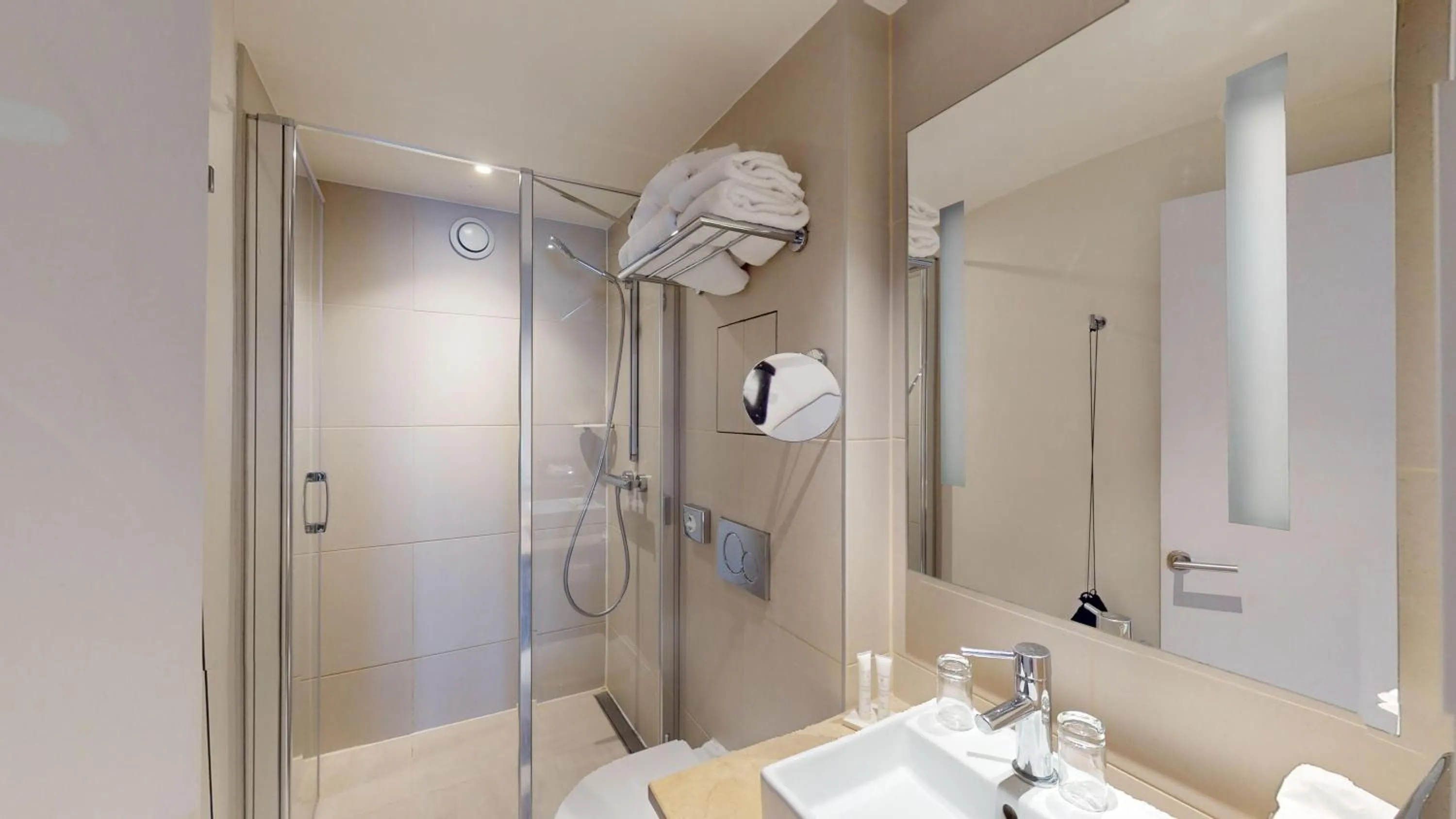 Bathroom in Best Western Hotel Opéra Drouot