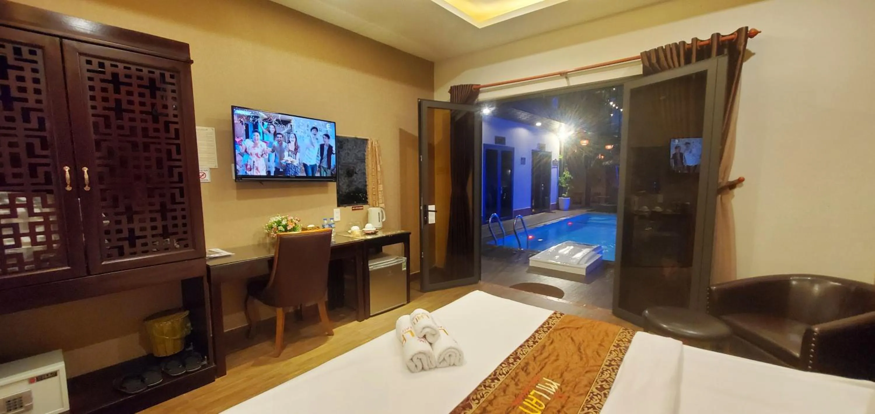 Pool view, Bed in Mi Lan Boutique Resort