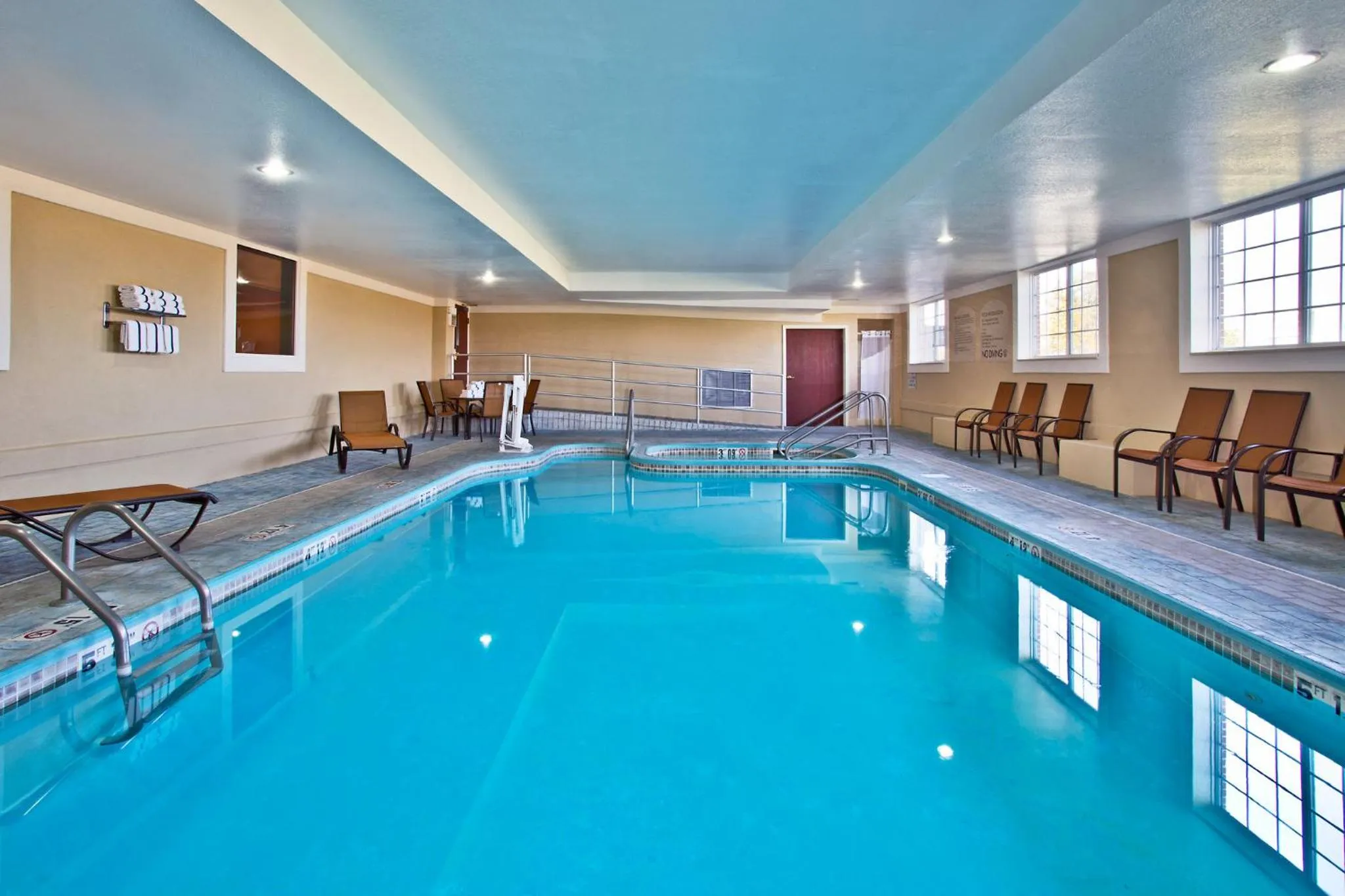 Swimming pool in Holiday Inn Express Hotel & Suites Wabash by IHG