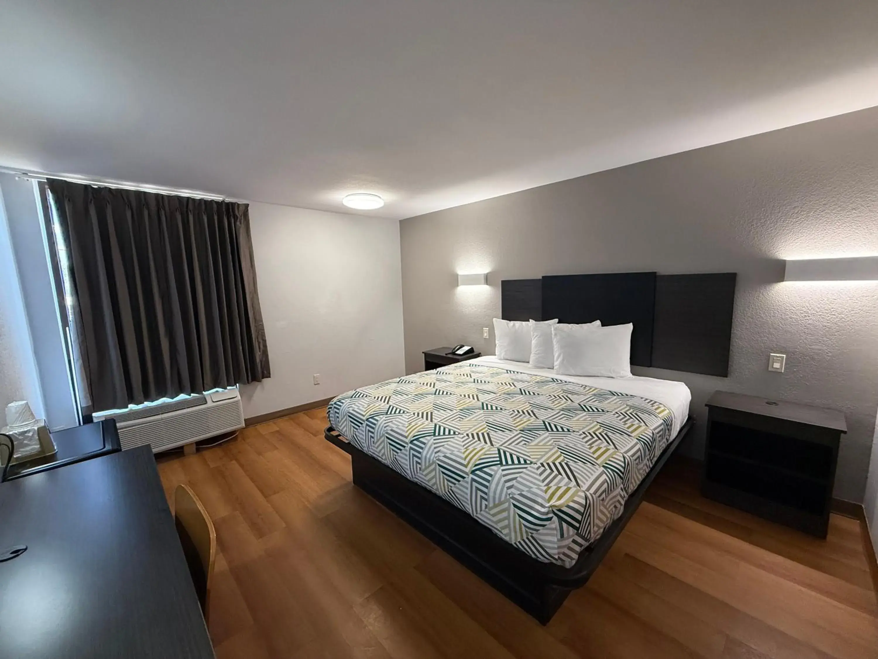 Deluxe King Room - Non-Smoking in Motel 6-Oklahoma City, OK - South Deluxe King Room - Non-Smoking in Motel 6-Oklahoma City, OK - South