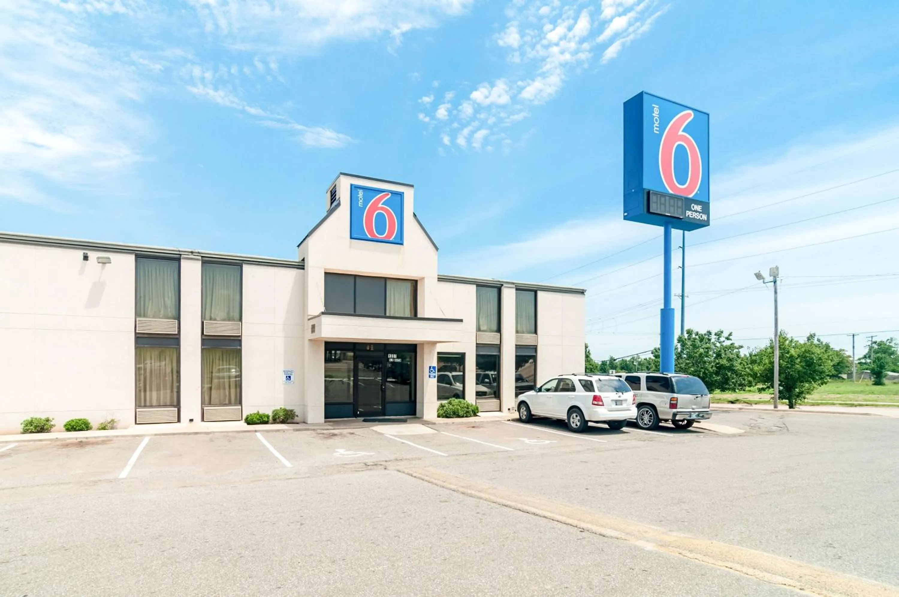Property building in Motel 6-Oklahoma City, OK - South