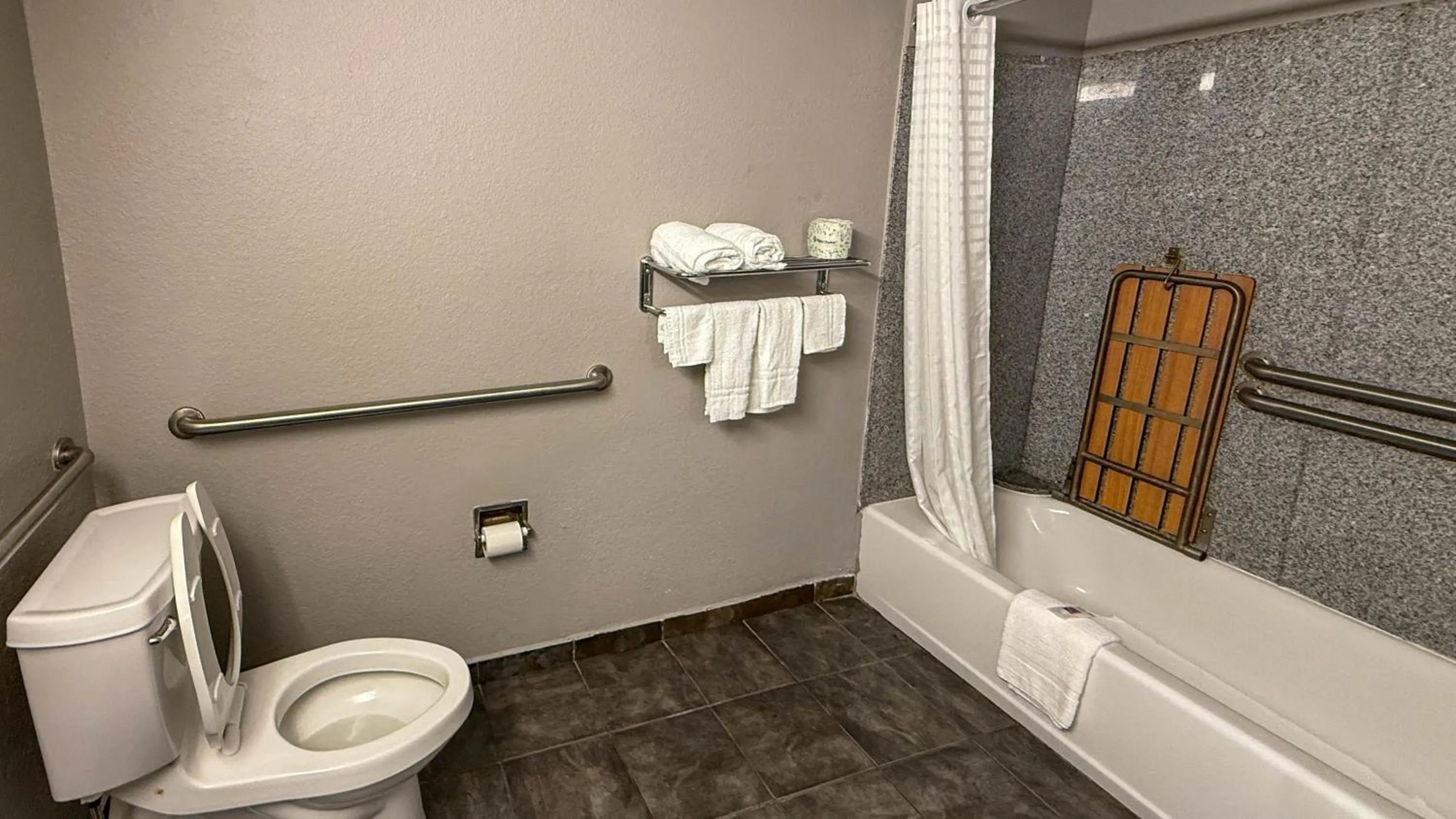 Bathroom in Motel 6-Oklahoma City, OK - South