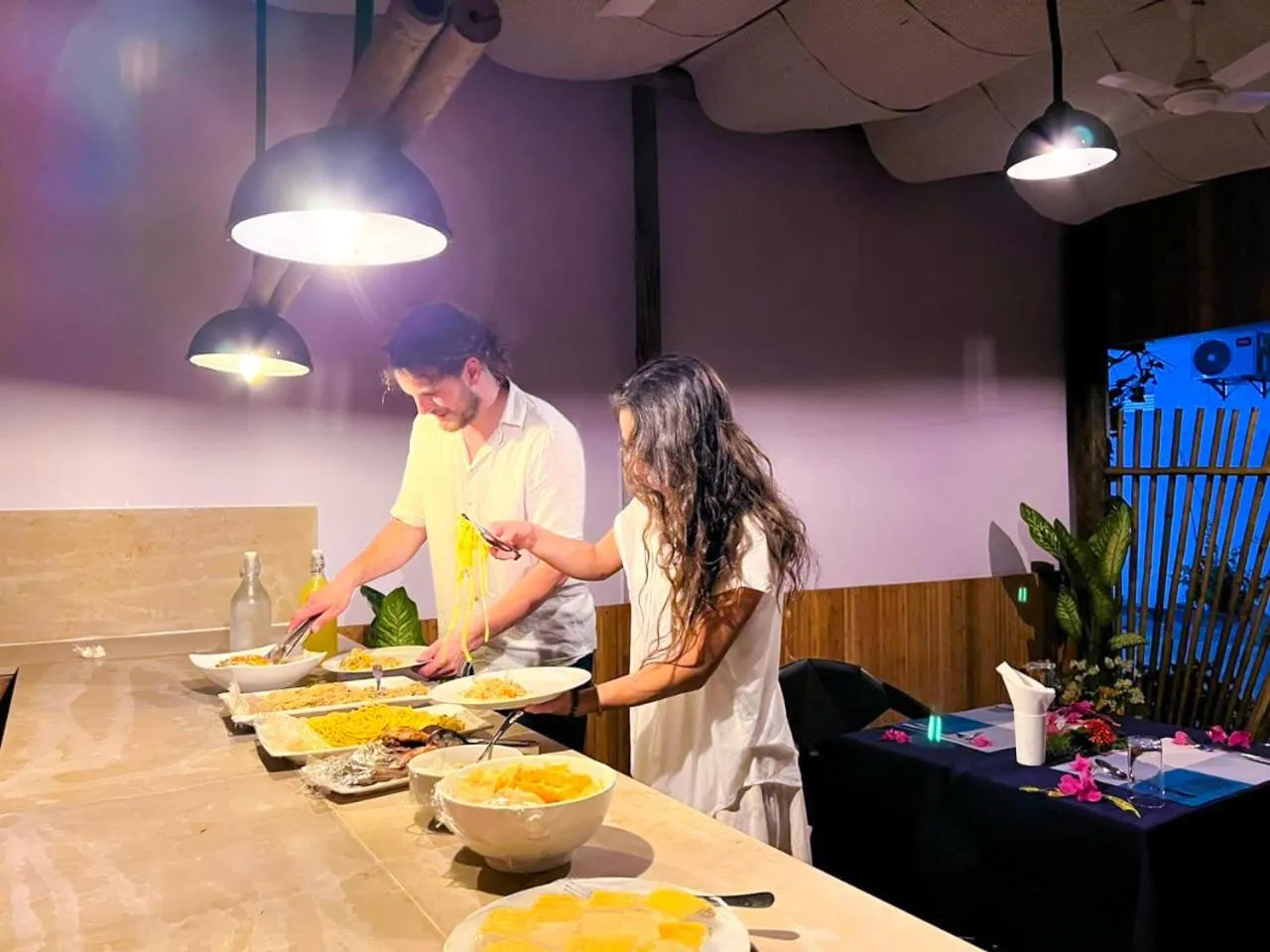 Restaurant/places to eat in Moodhumaa Inn