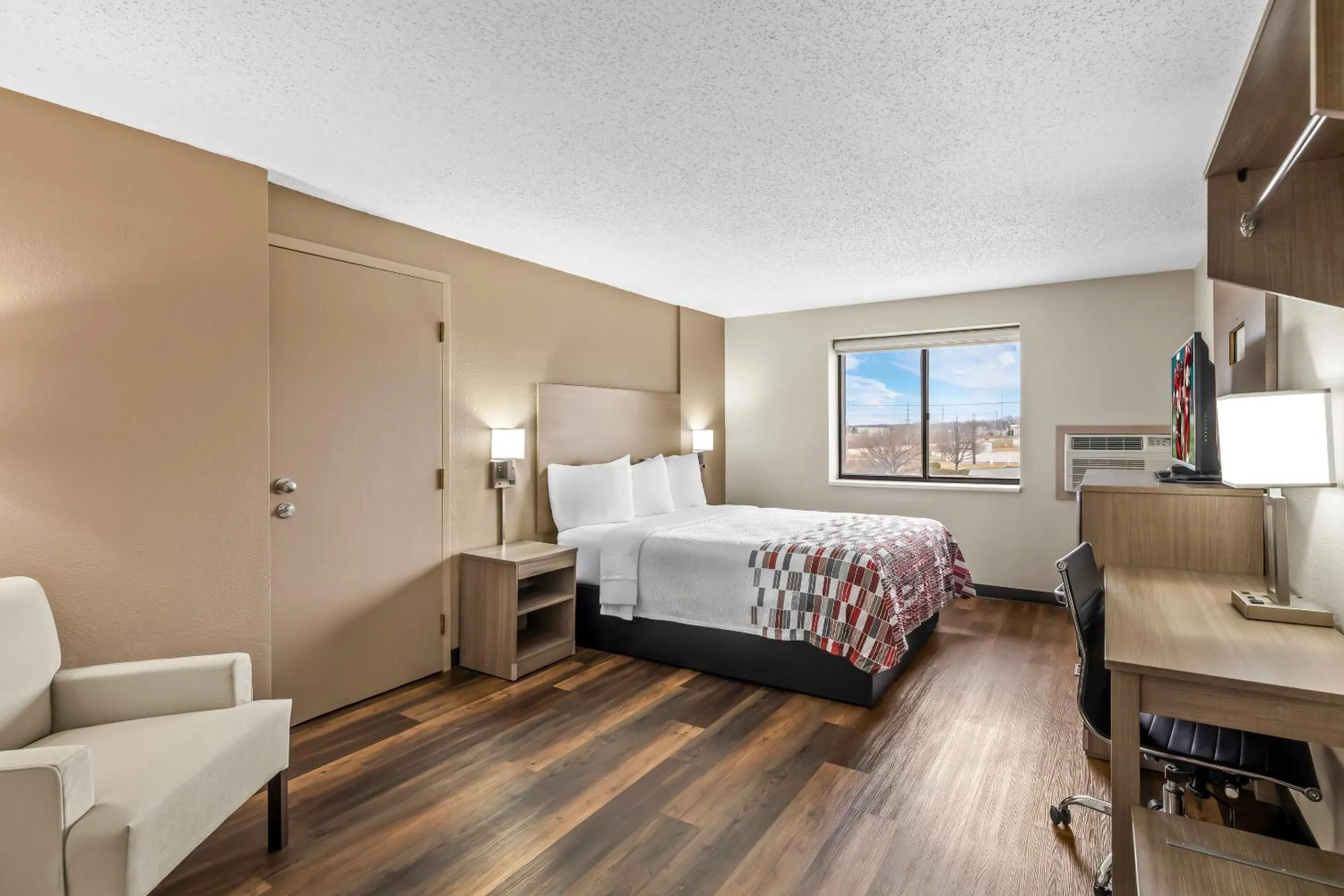 Photo of the whole room, Bed in Red Roof Inn Ames