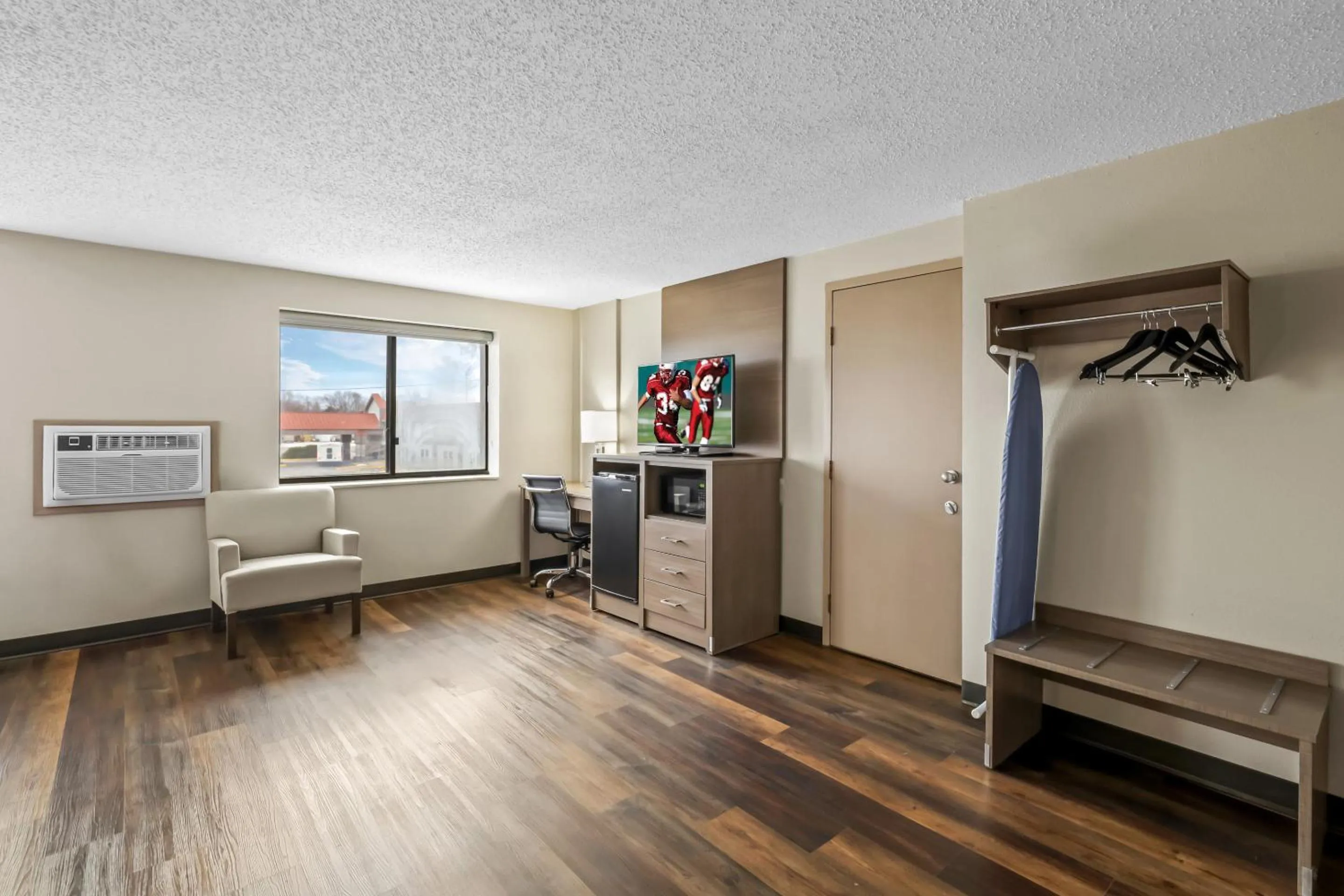 Bedroom in Red Roof Inn Ames