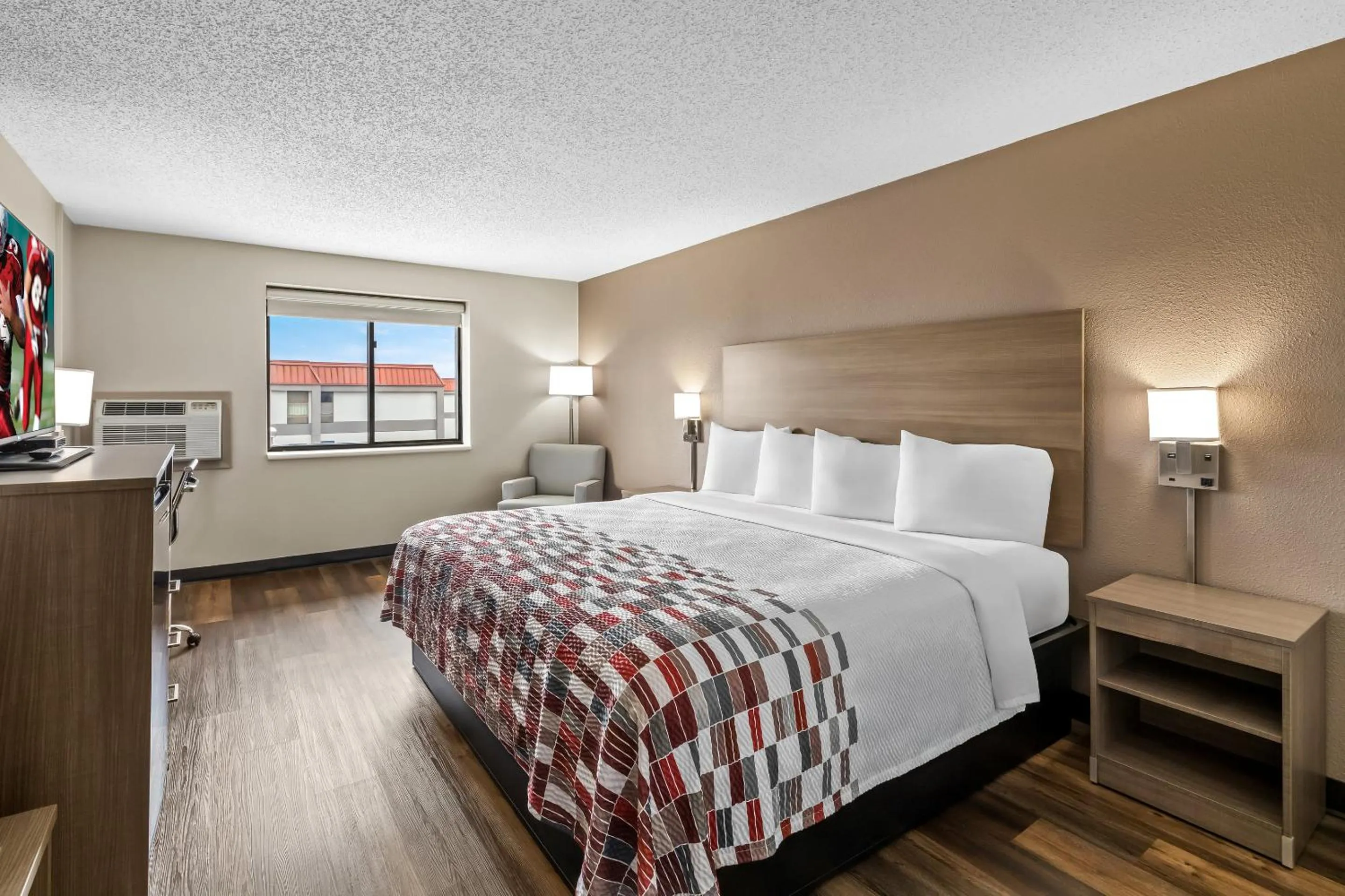 Photo of the whole room, Bed in Red Roof Inn Ames