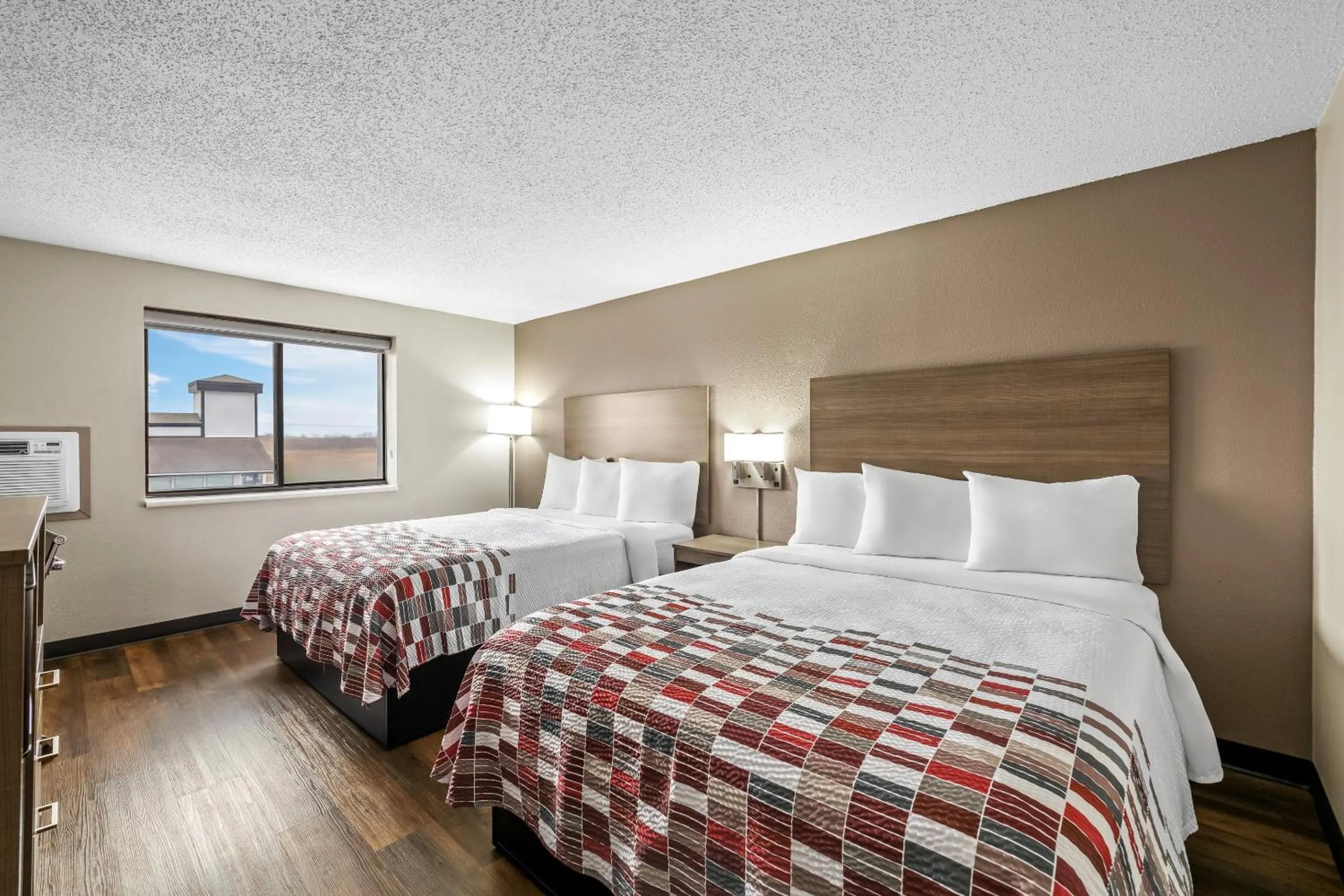 Photo of the whole room, Bed in Red Roof Inn Ames