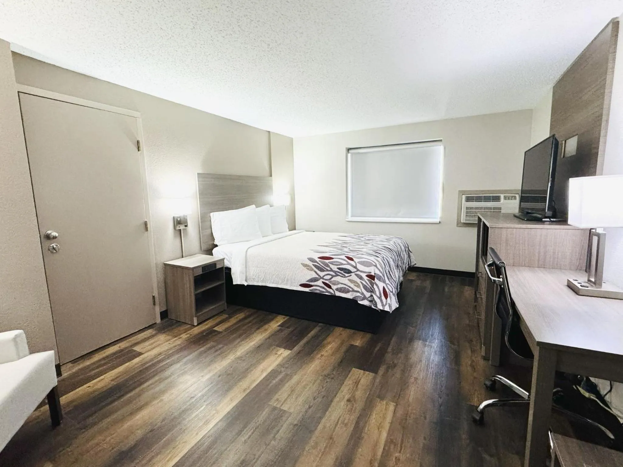 Photo of the whole room, Bed in Red Roof Inn Ames