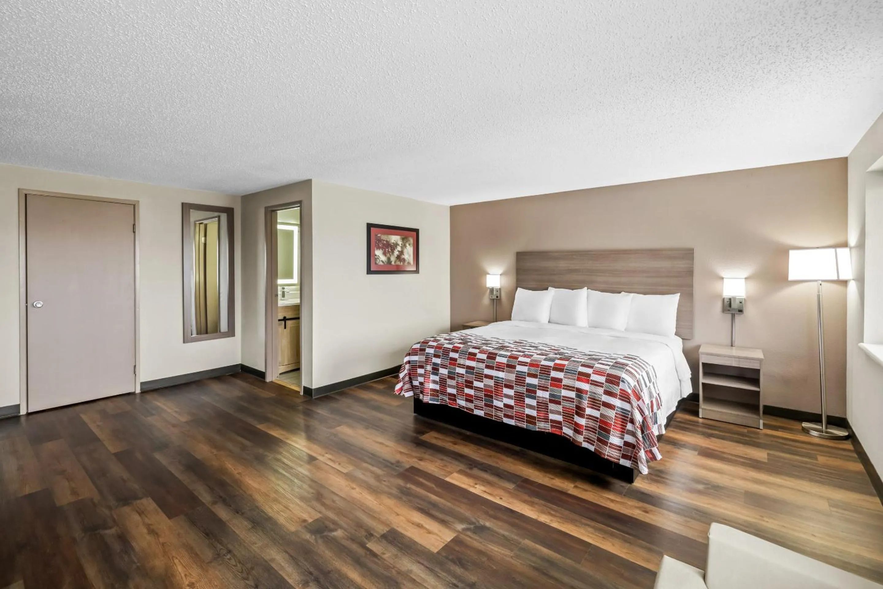 Bedroom, Bed in Red Roof Inn Ames