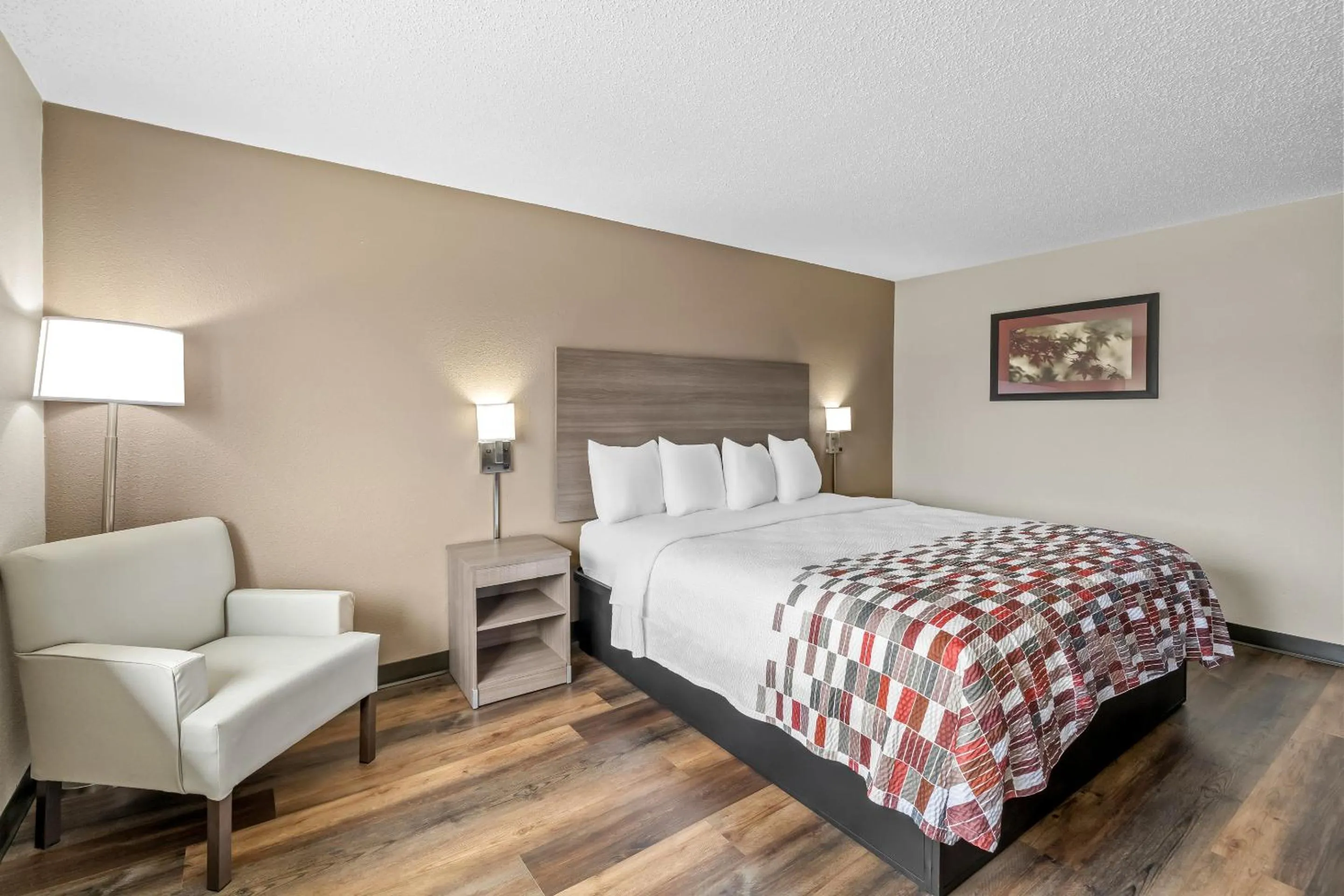 Photo of the whole room, Bed in Red Roof Inn Ames