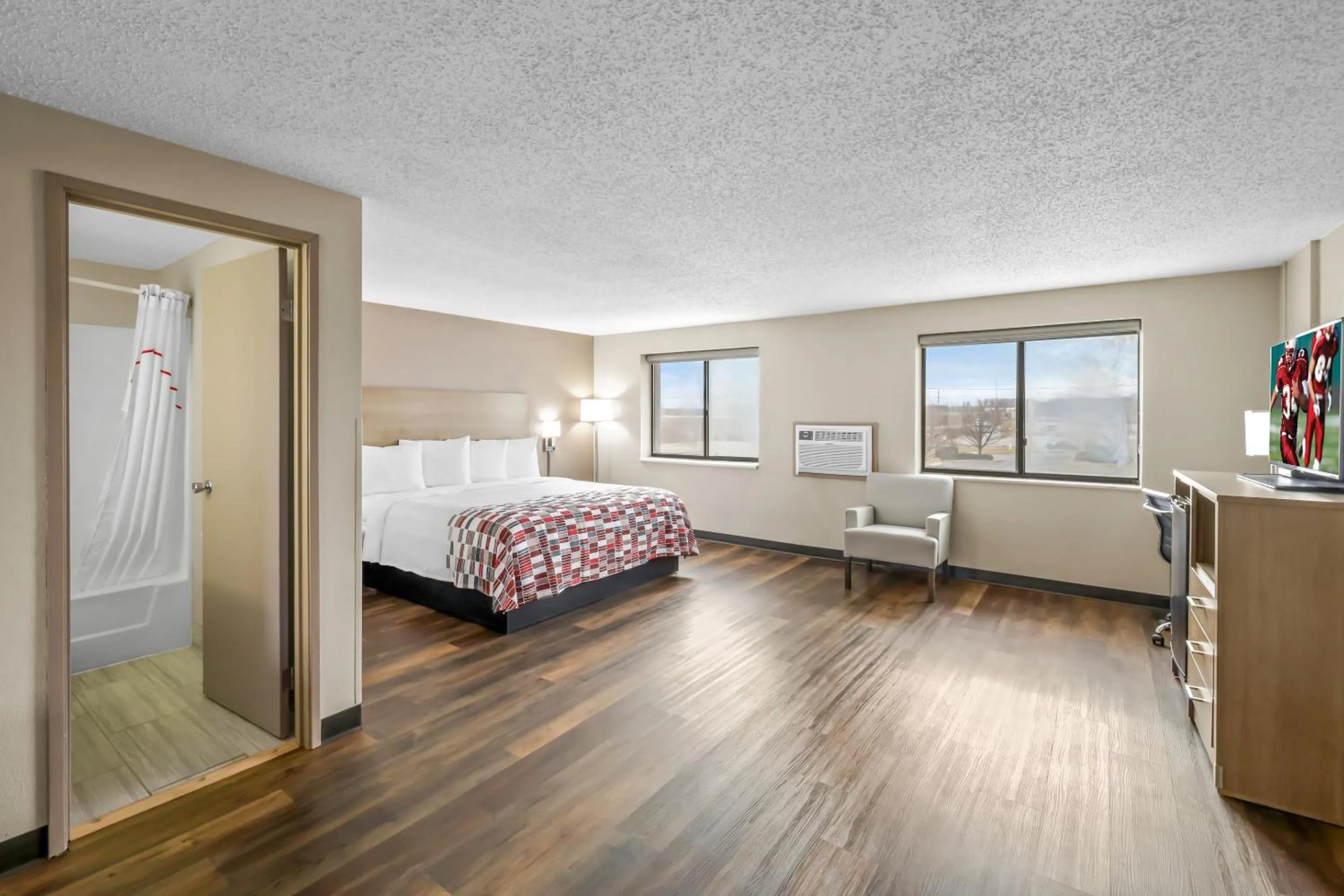 Bedroom, Bed in Red Roof Inn Ames