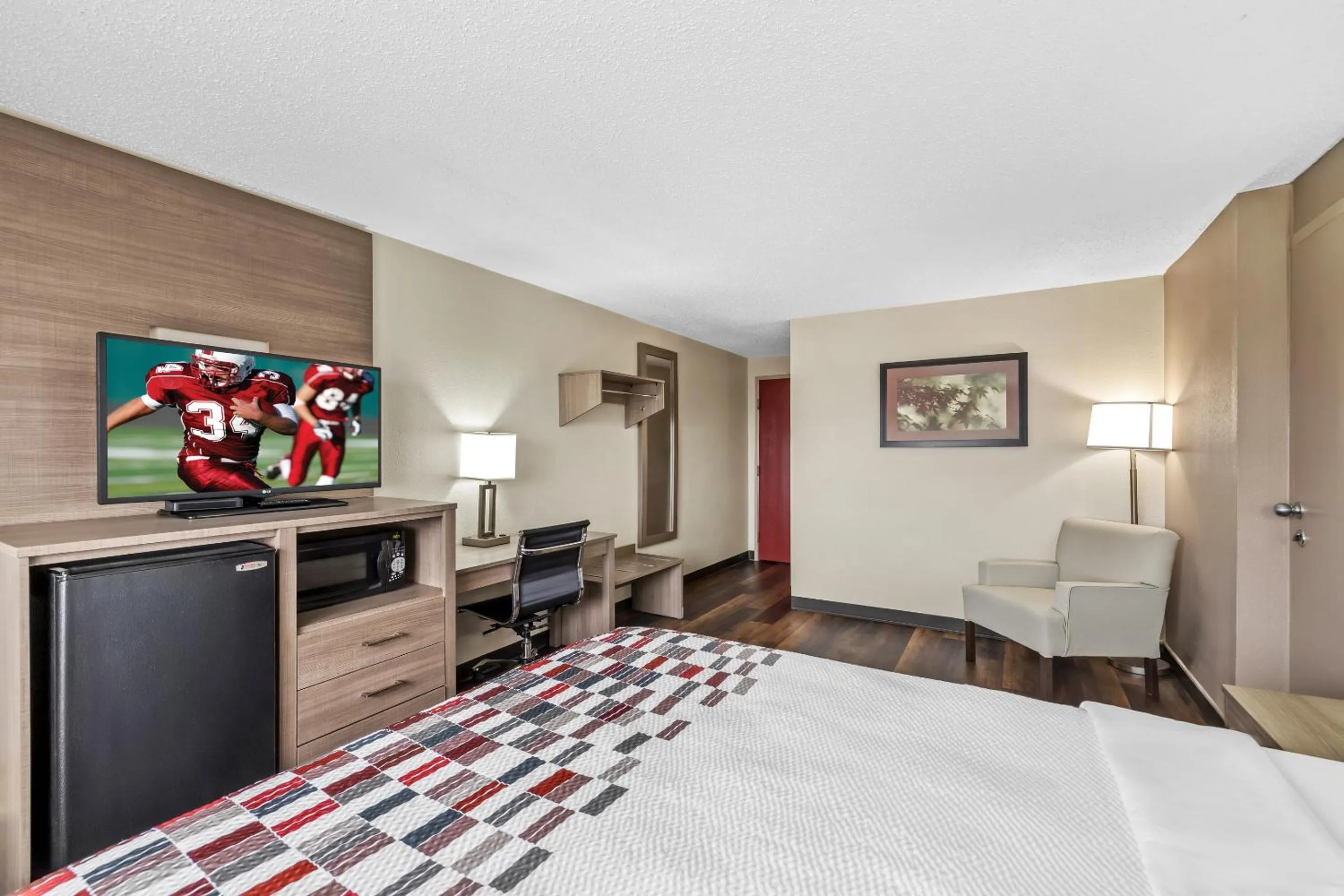 Photo of the whole room, Bed in Red Roof Inn Ames