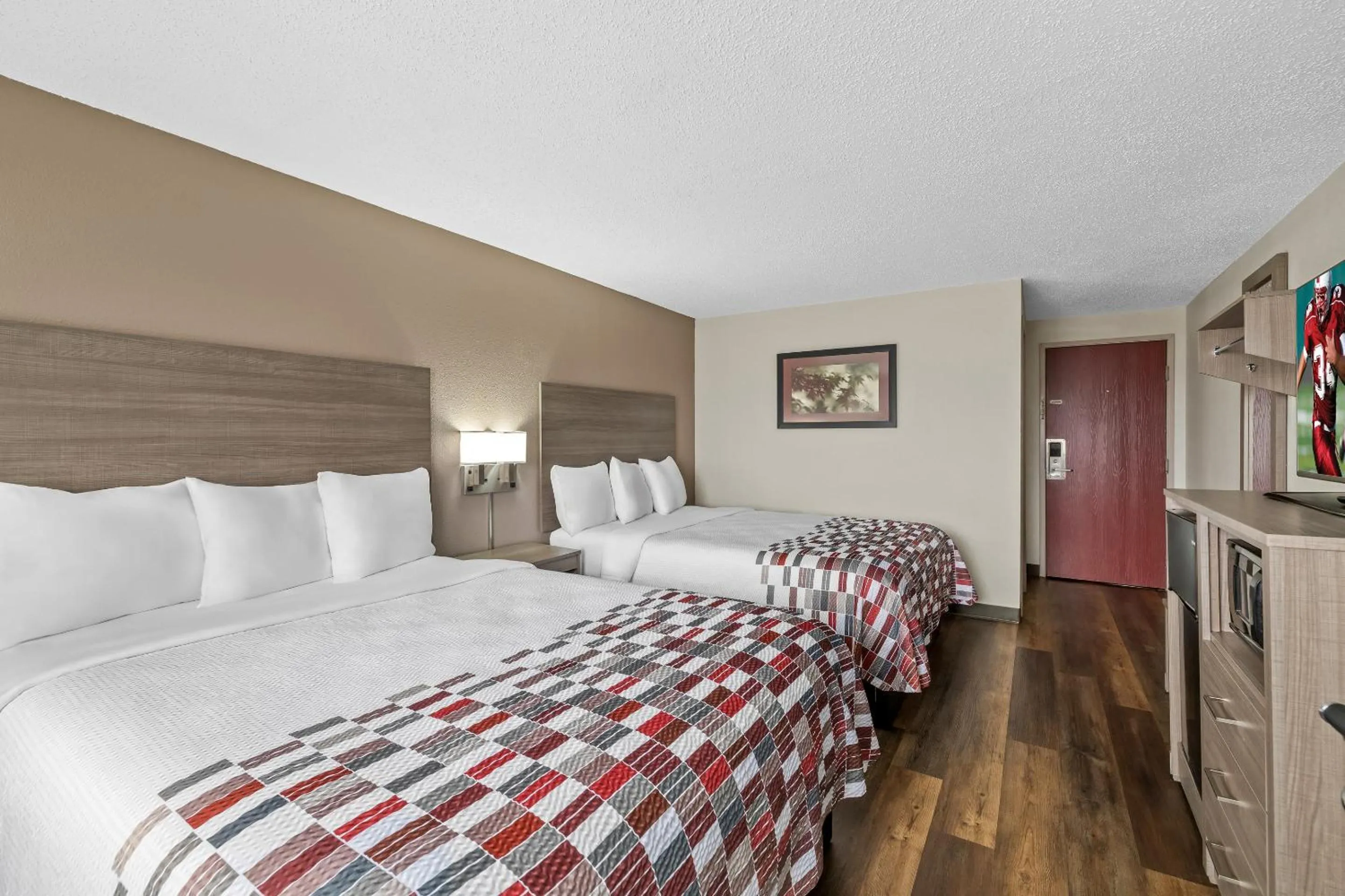 Photo of the whole room, Bed in Red Roof Inn Ames