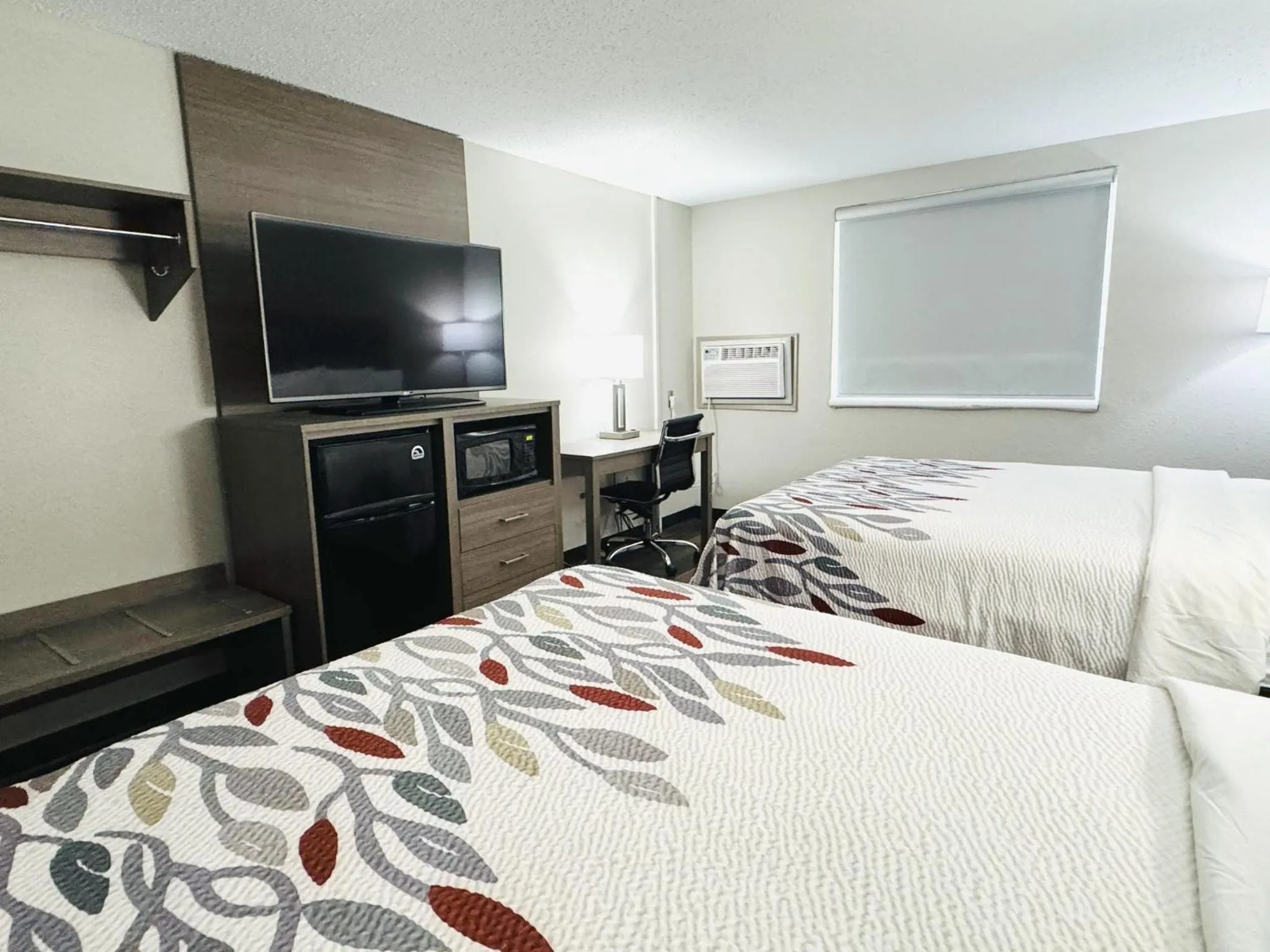 Photo of the whole room, Bed in Red Roof Inn Ames