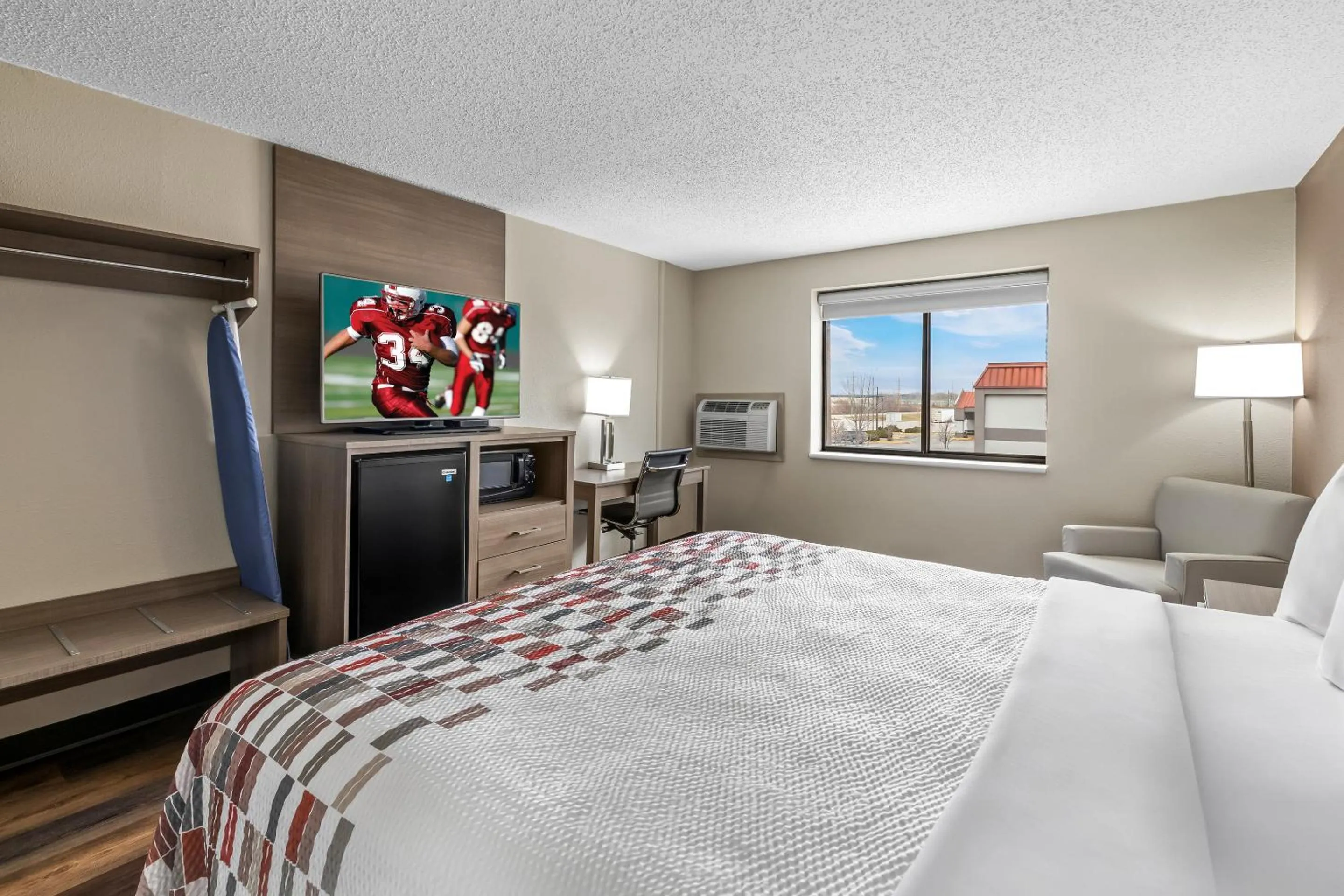 Photo of the whole room, Bed in Red Roof Inn Ames