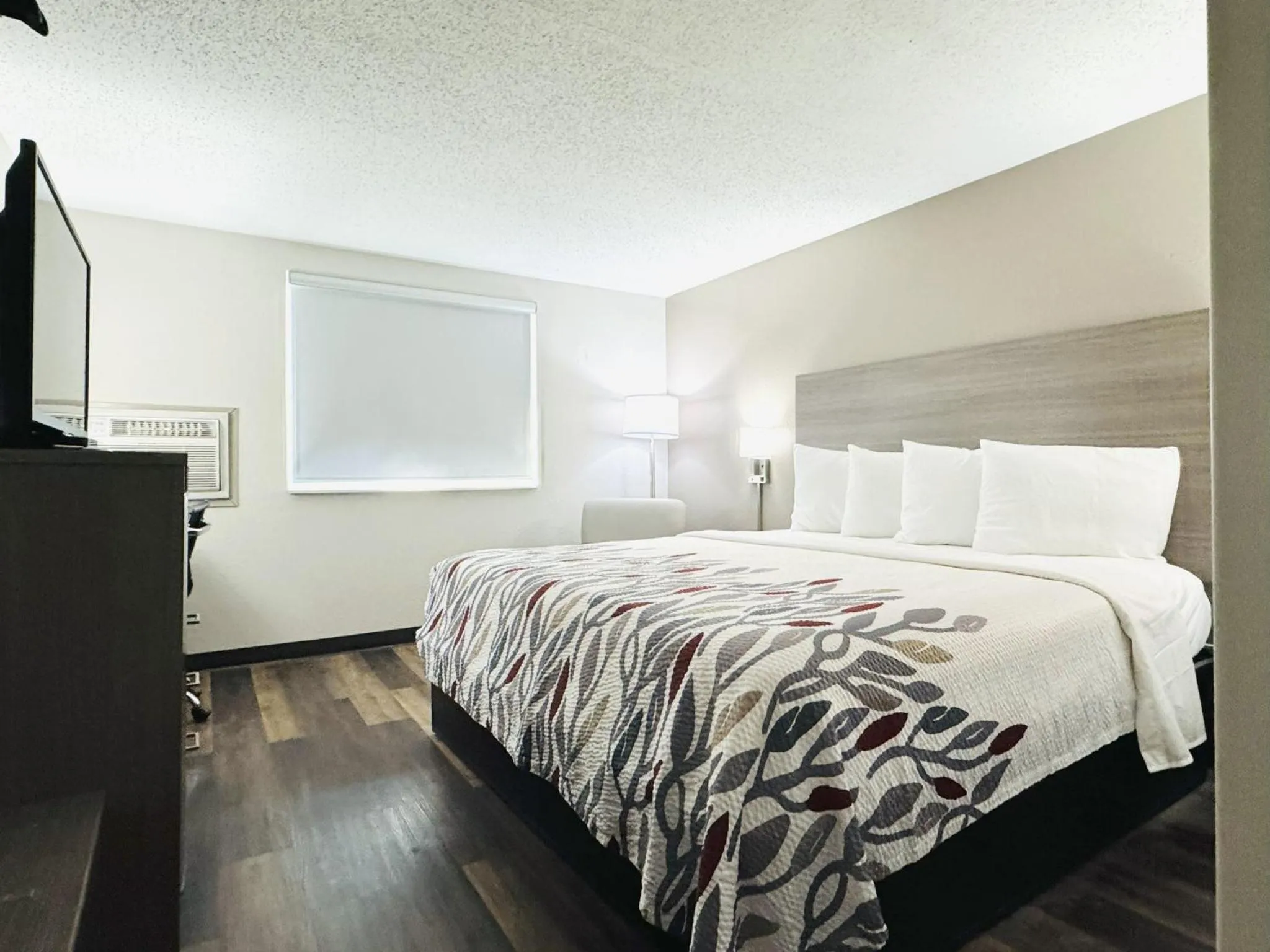 Bedroom, Bed in Red Roof Inn Ames