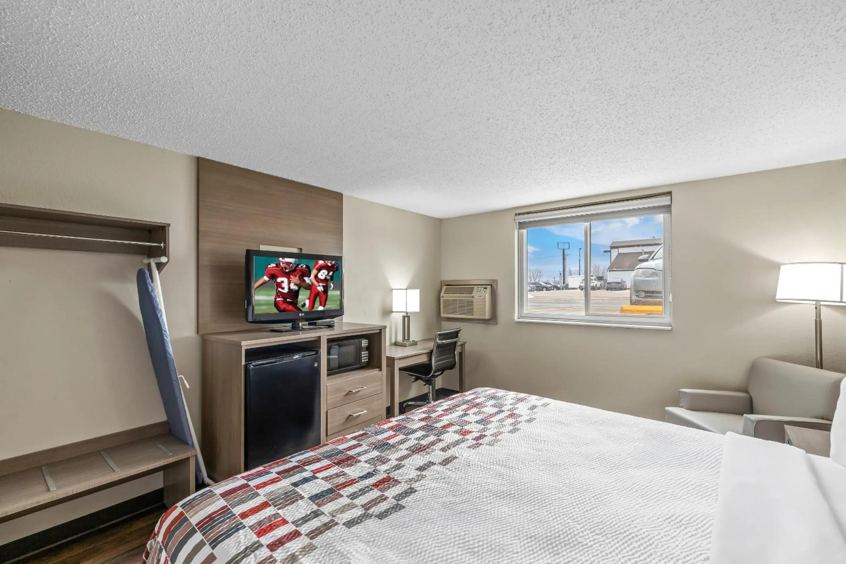 Photo of the whole room, Bed in Red Roof Inn Ames