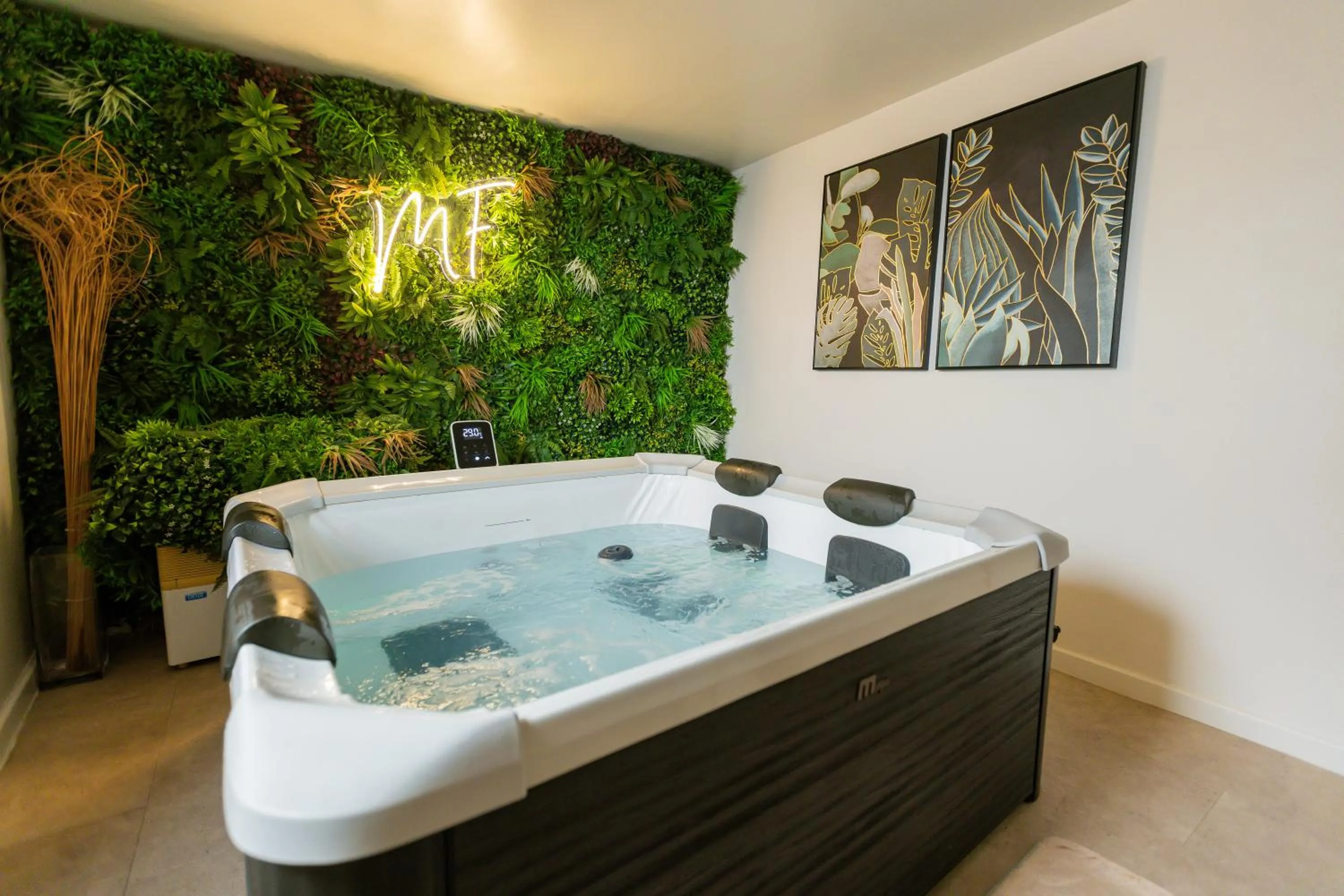 Hot Tub in Le Mas Fraissinet