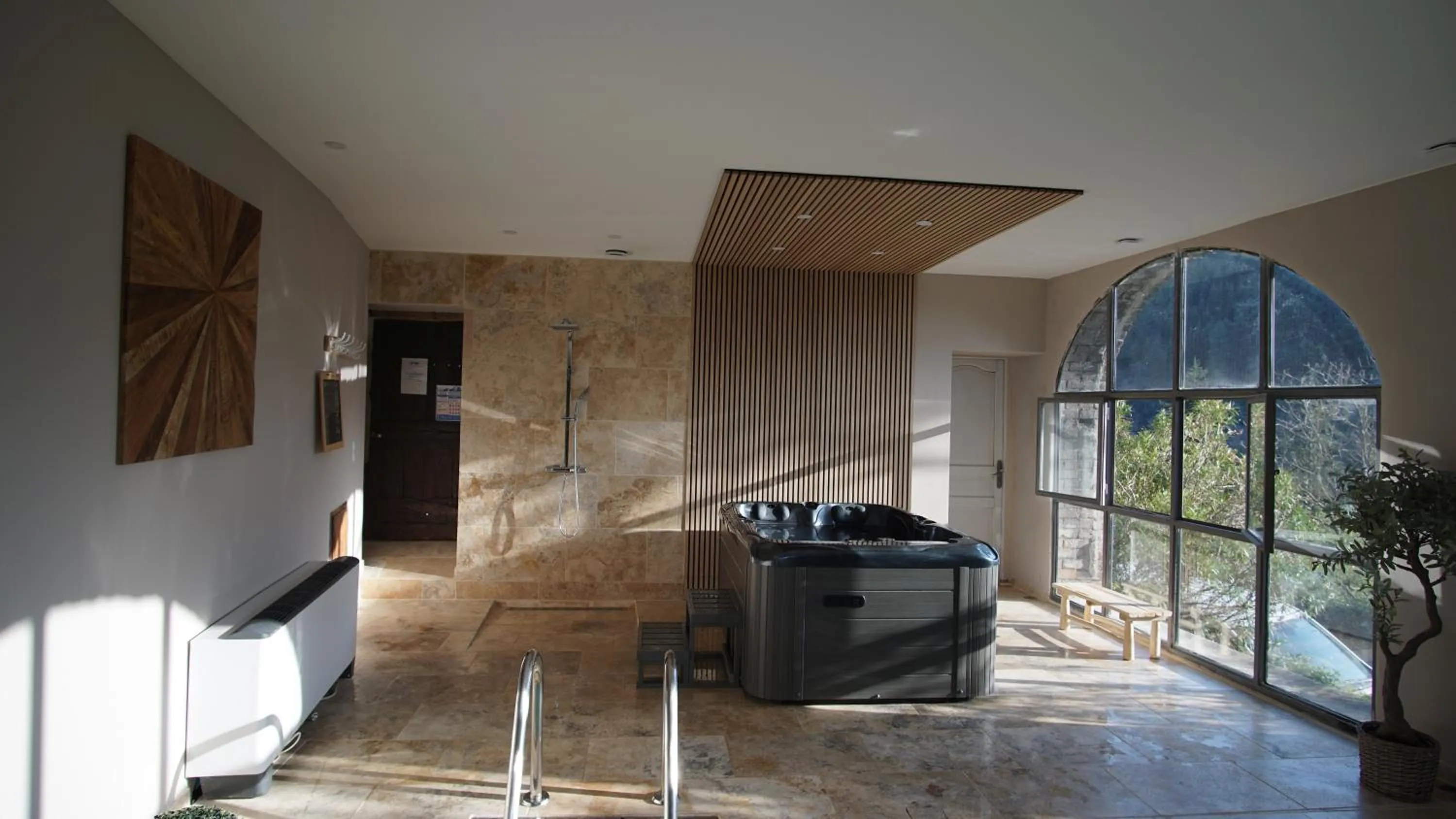 Spa and wellness centre/facilities in Le Mas Fraissinet