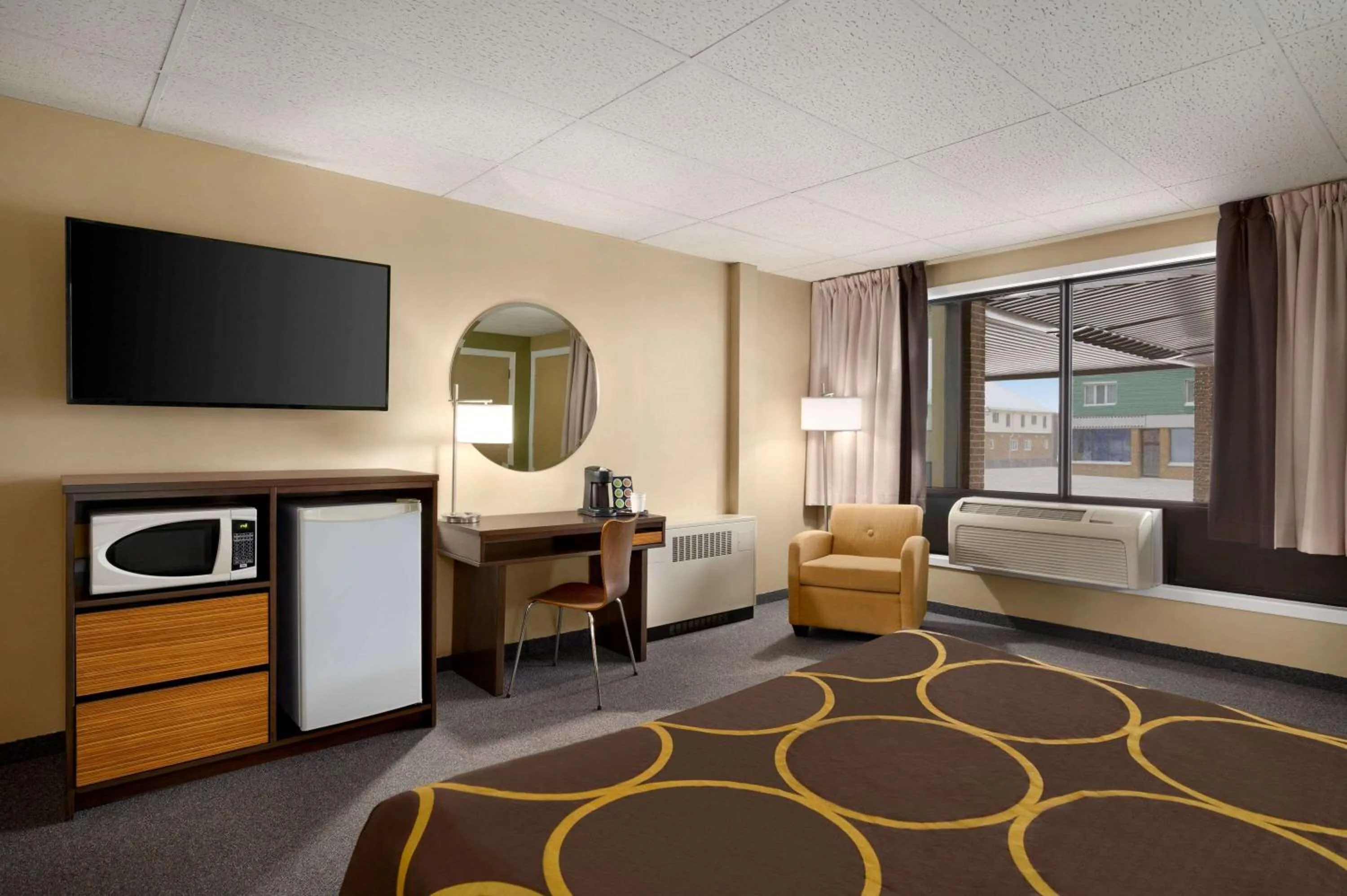 Photo of the whole room, Bed in Super 8 by Wyndham Hearst ON