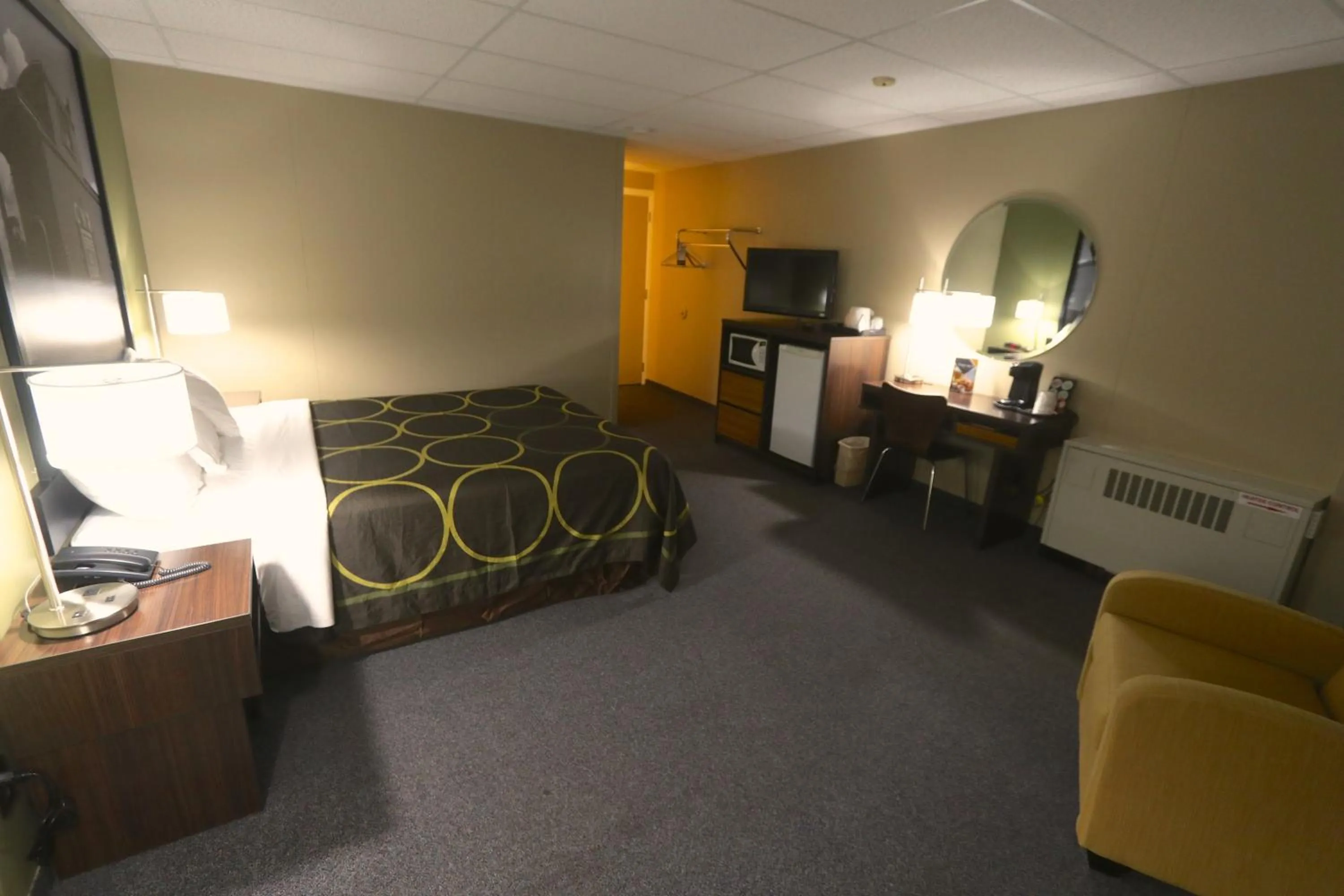 Photo of the whole room, Bed in Super 8 by Wyndham Hearst ON