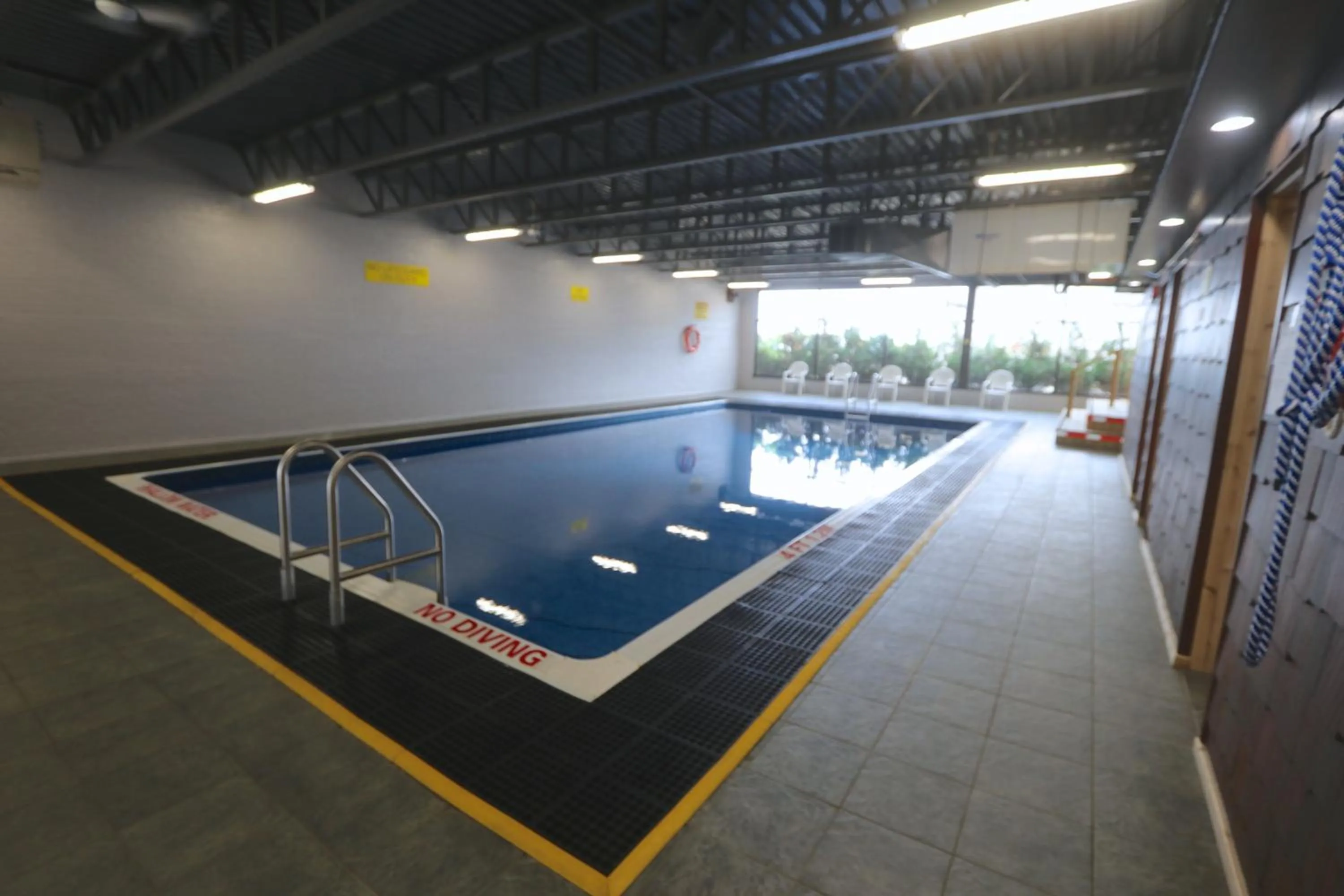 Swimming pool in Super 8 by Wyndham Hearst ON