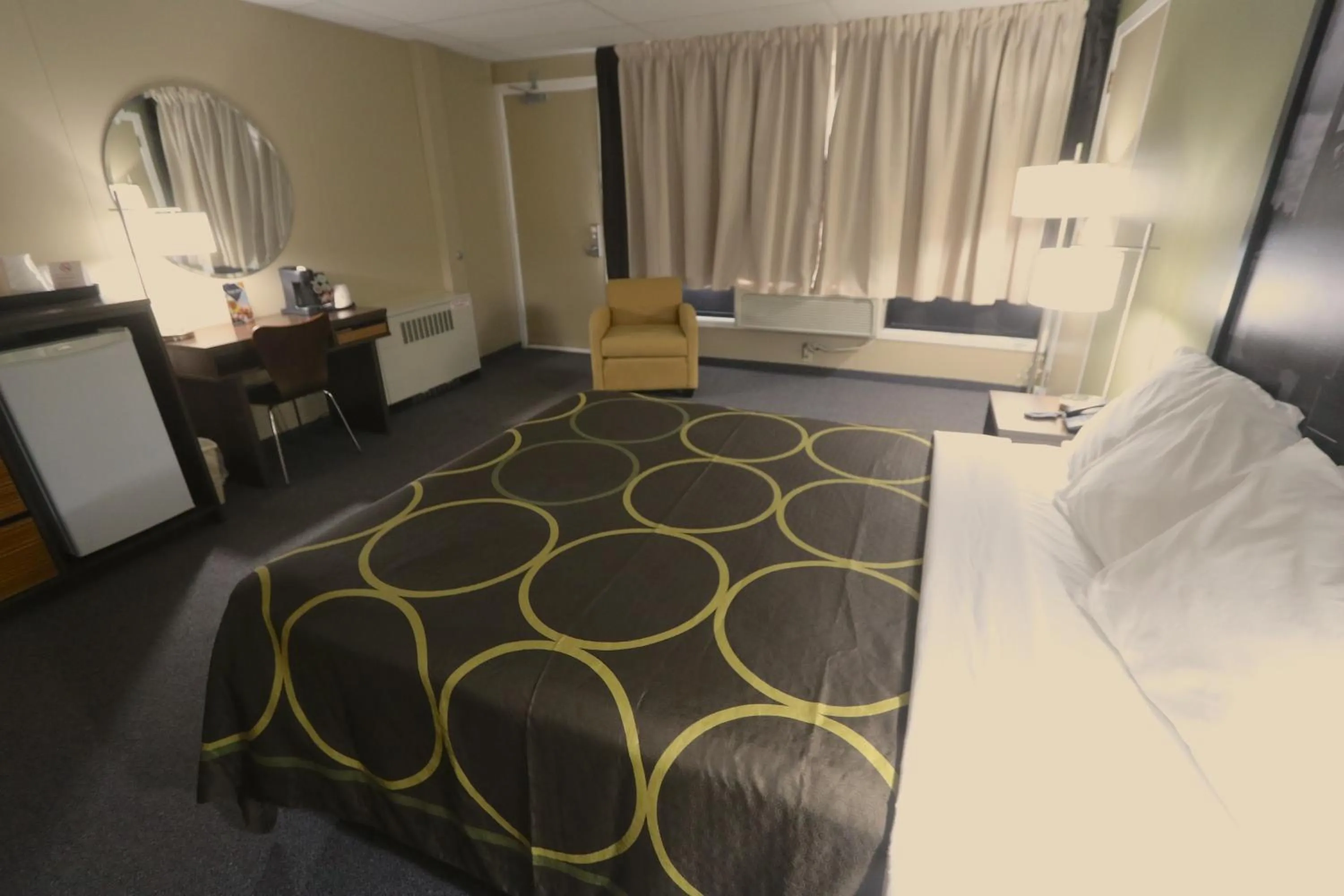 Photo of the whole room, Bed in Super 8 by Wyndham Hearst ON