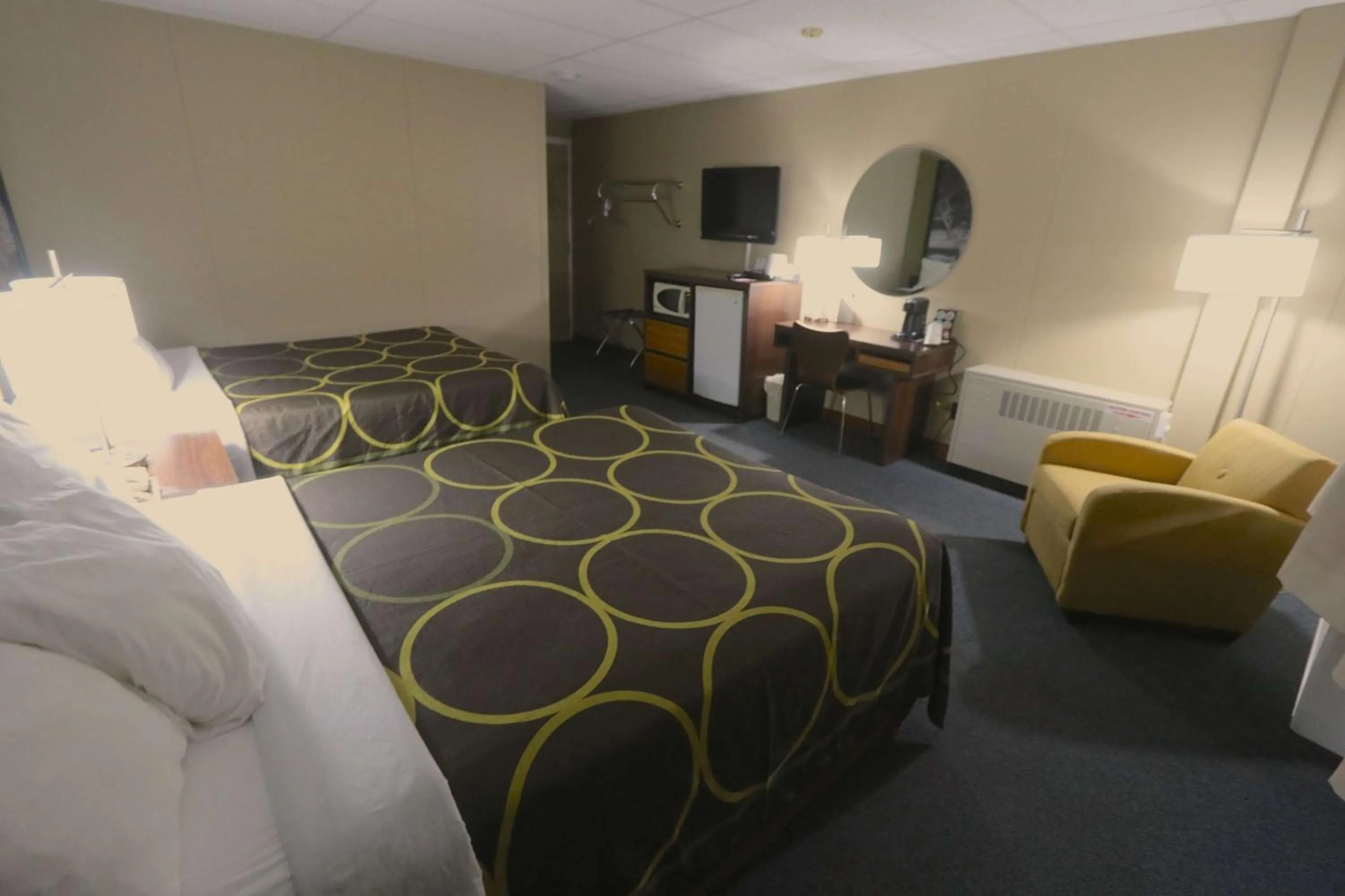 Photo of the whole room, Bed in Super 8 by Wyndham Hearst ON