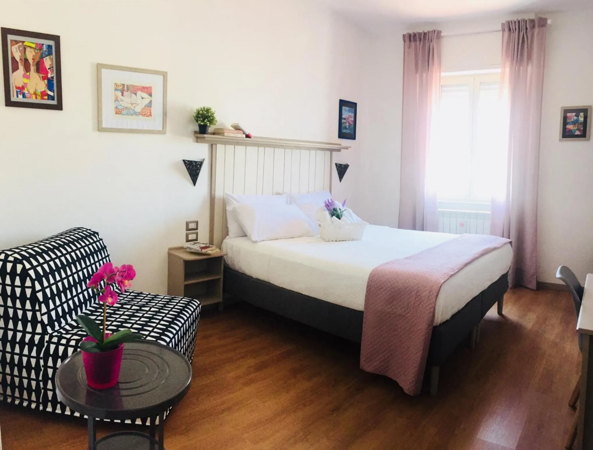 Photo of the whole room, Bed in Starnone Bed&Book