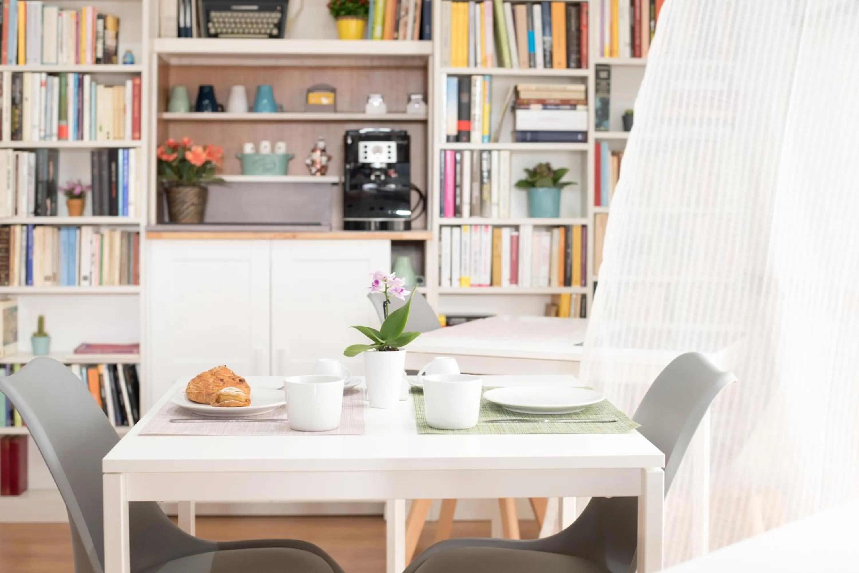 Library in Starnone Bed&Book