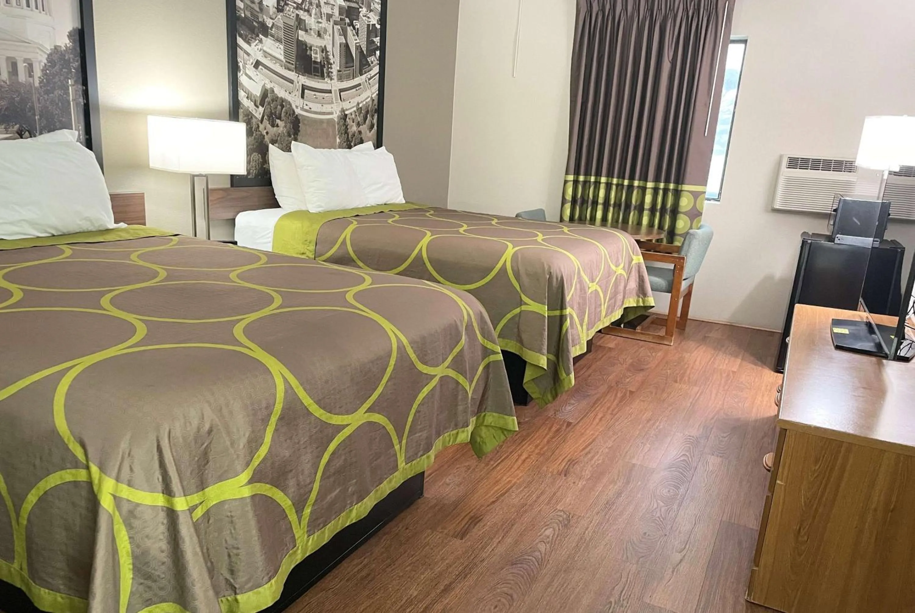 Photo of the whole room, Bed in Super 8 by Wyndham Eureka/Six Flags Nearby