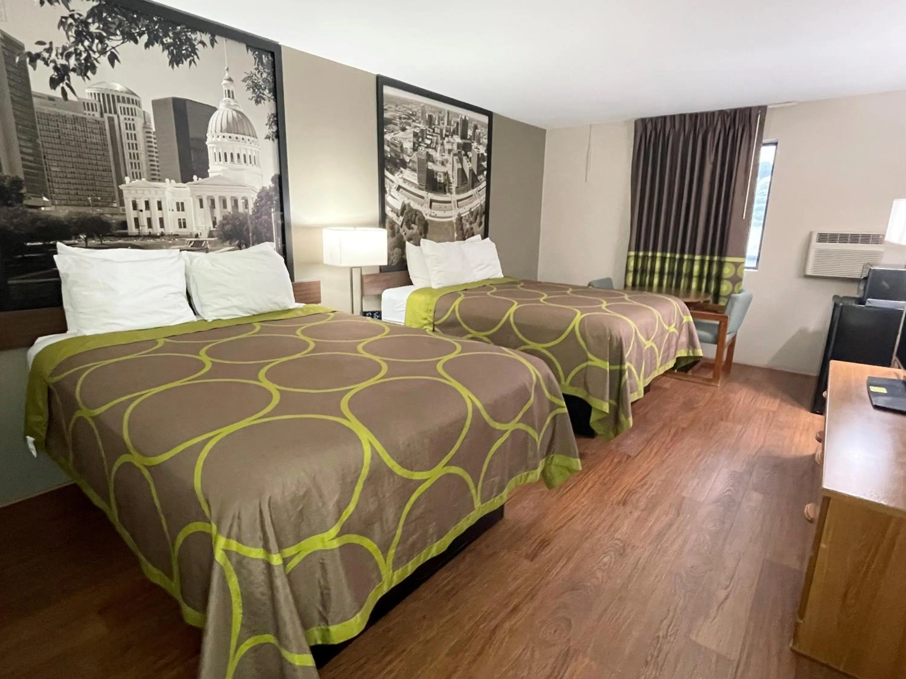 Bed in Super 8 by Wyndham Eureka/Six Flags Nearby