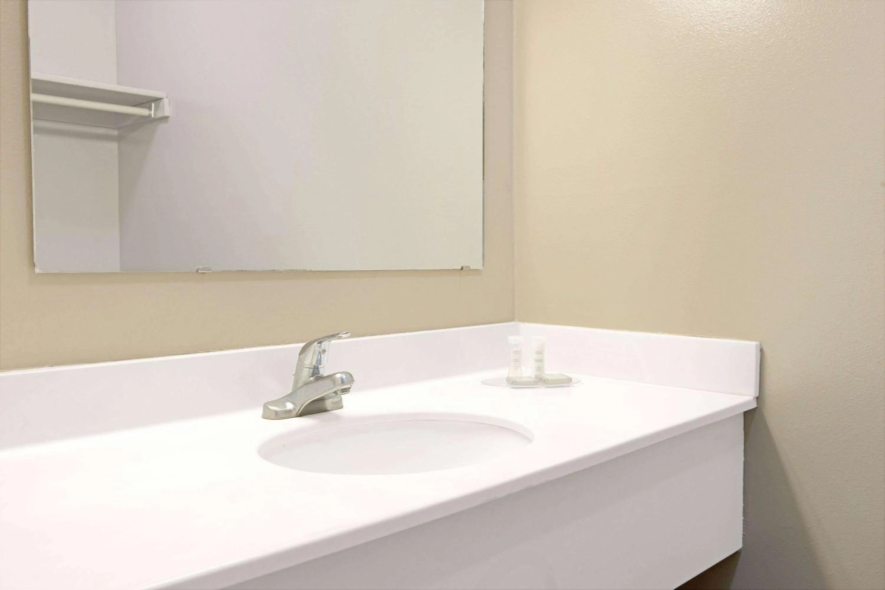 Photo of the whole room in Super 8 by Wyndham Eureka/Six Flags Nearby