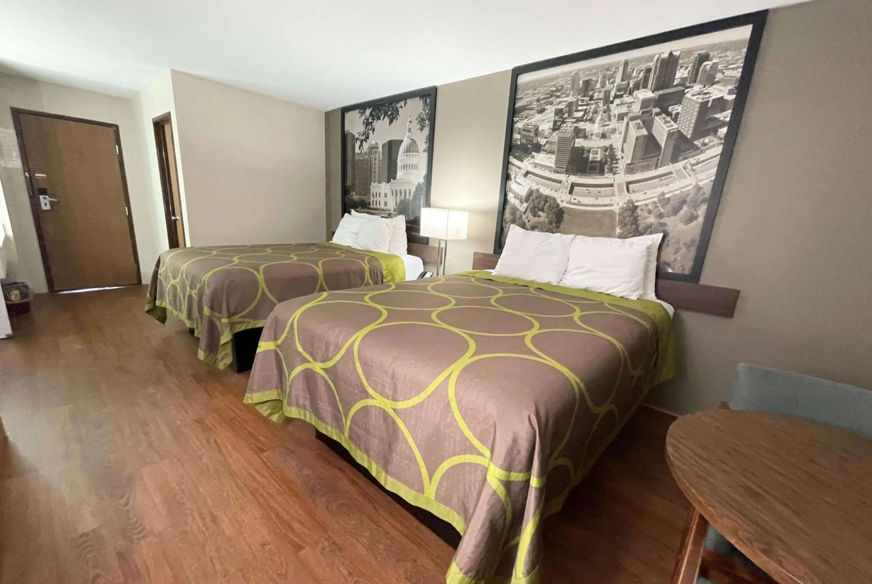 Photo of the whole room, Bed in Super 8 by Wyndham Eureka/Six Flags Nearby