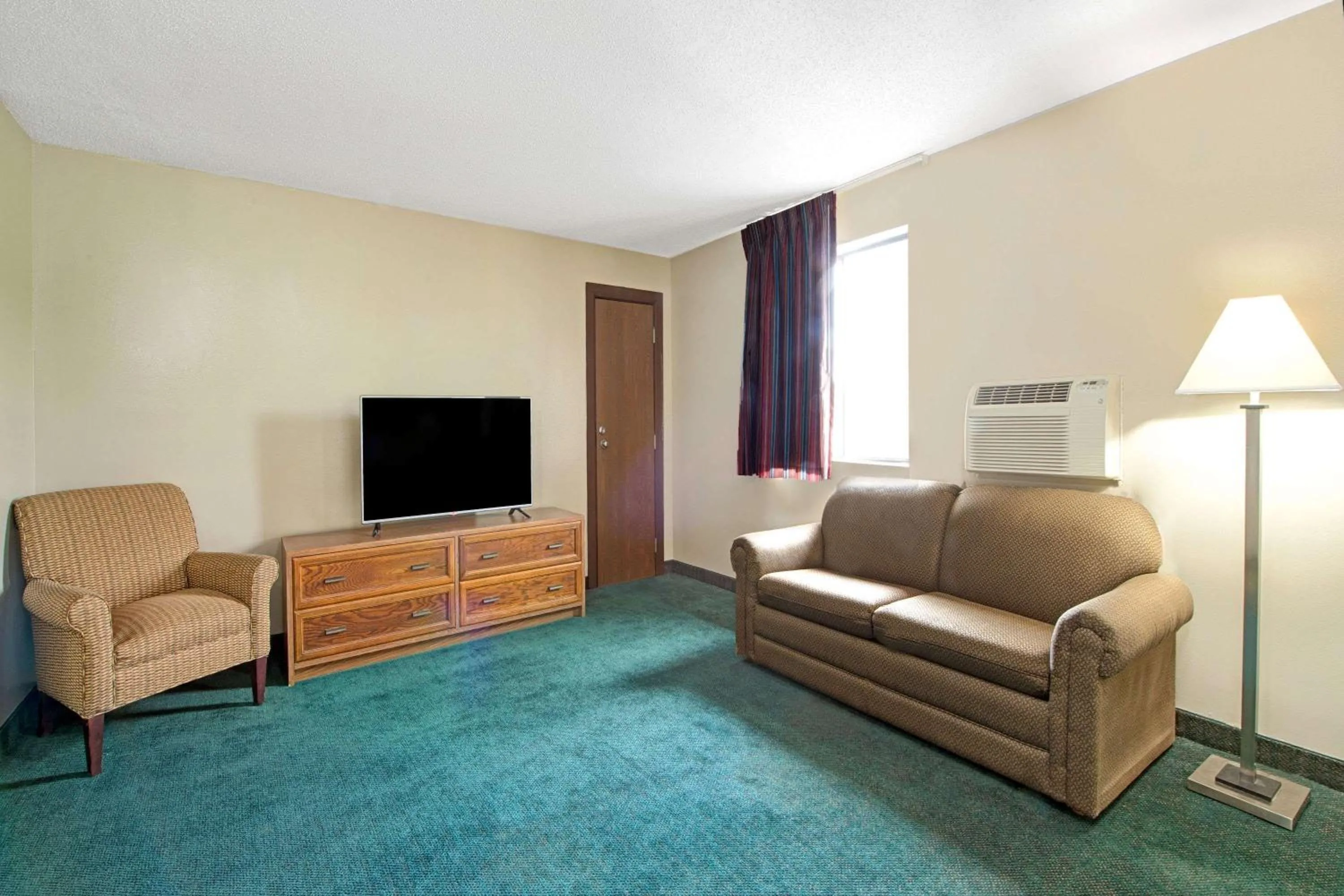 Photo of the whole room in Super 8 by Wyndham Eureka/Six Flags Nearby
