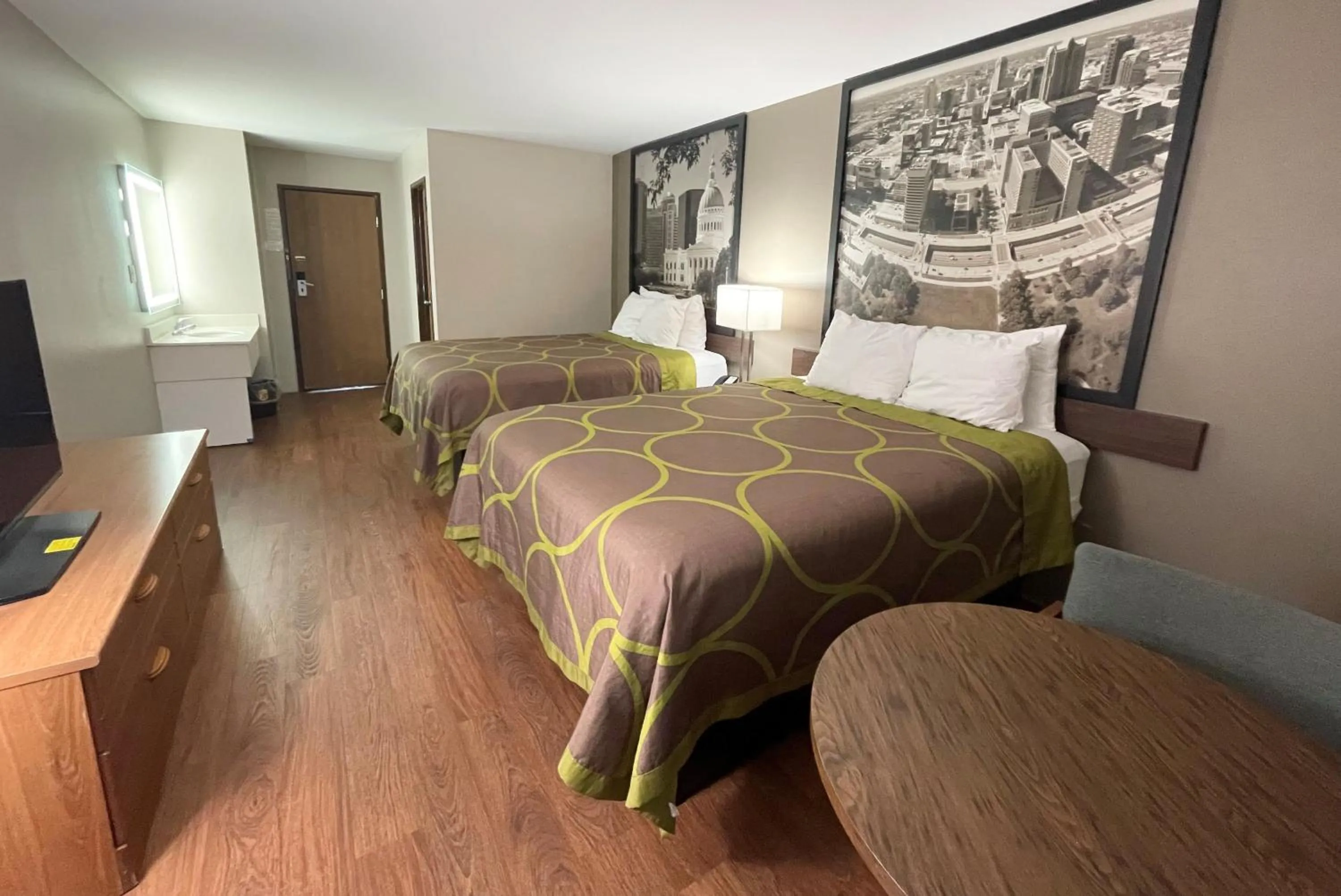 Bed in Super 8 by Wyndham Eureka/Six Flags Nearby
