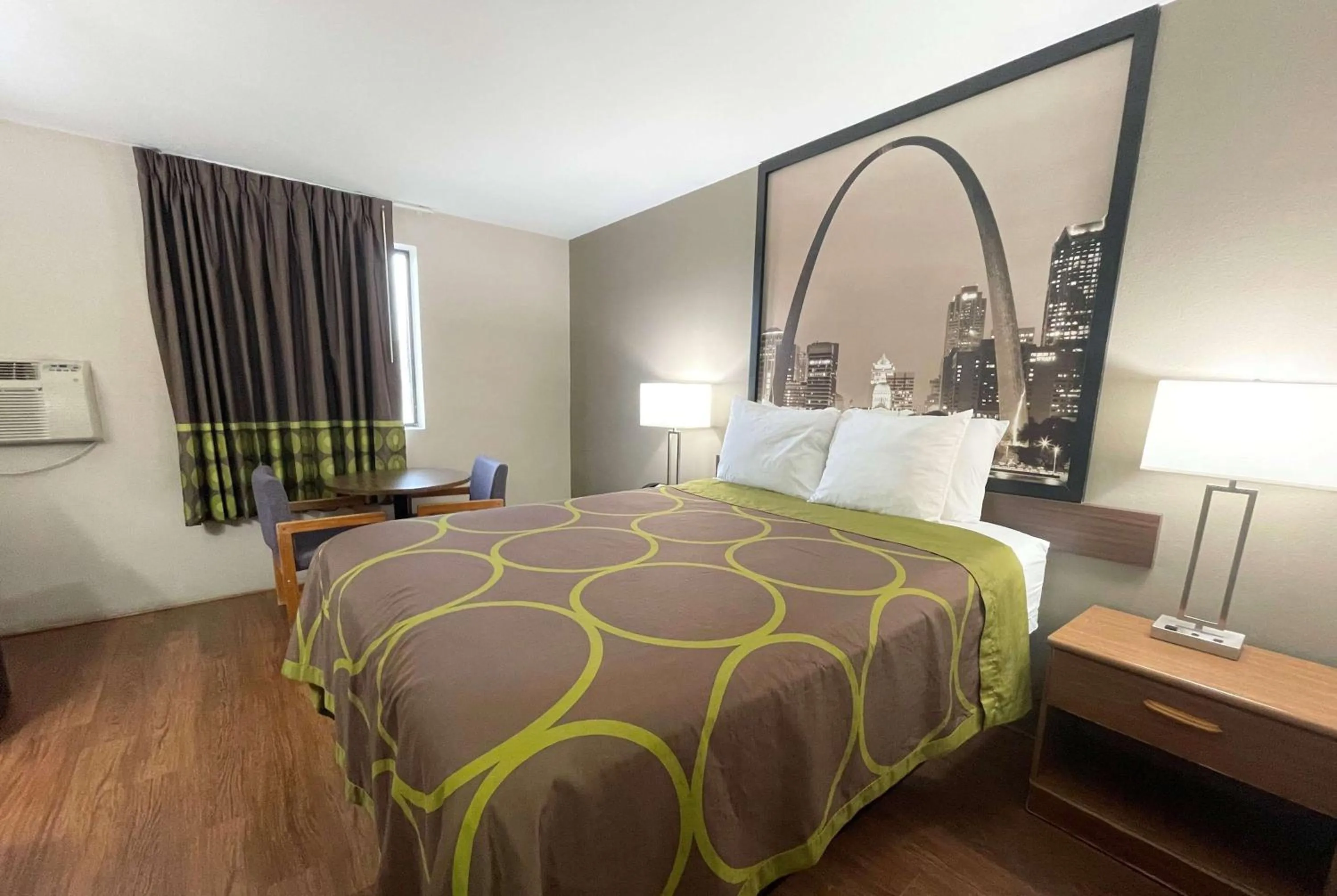 Photo of the whole room, Bed in Super 8 by Wyndham Eureka/Six Flags Nearby