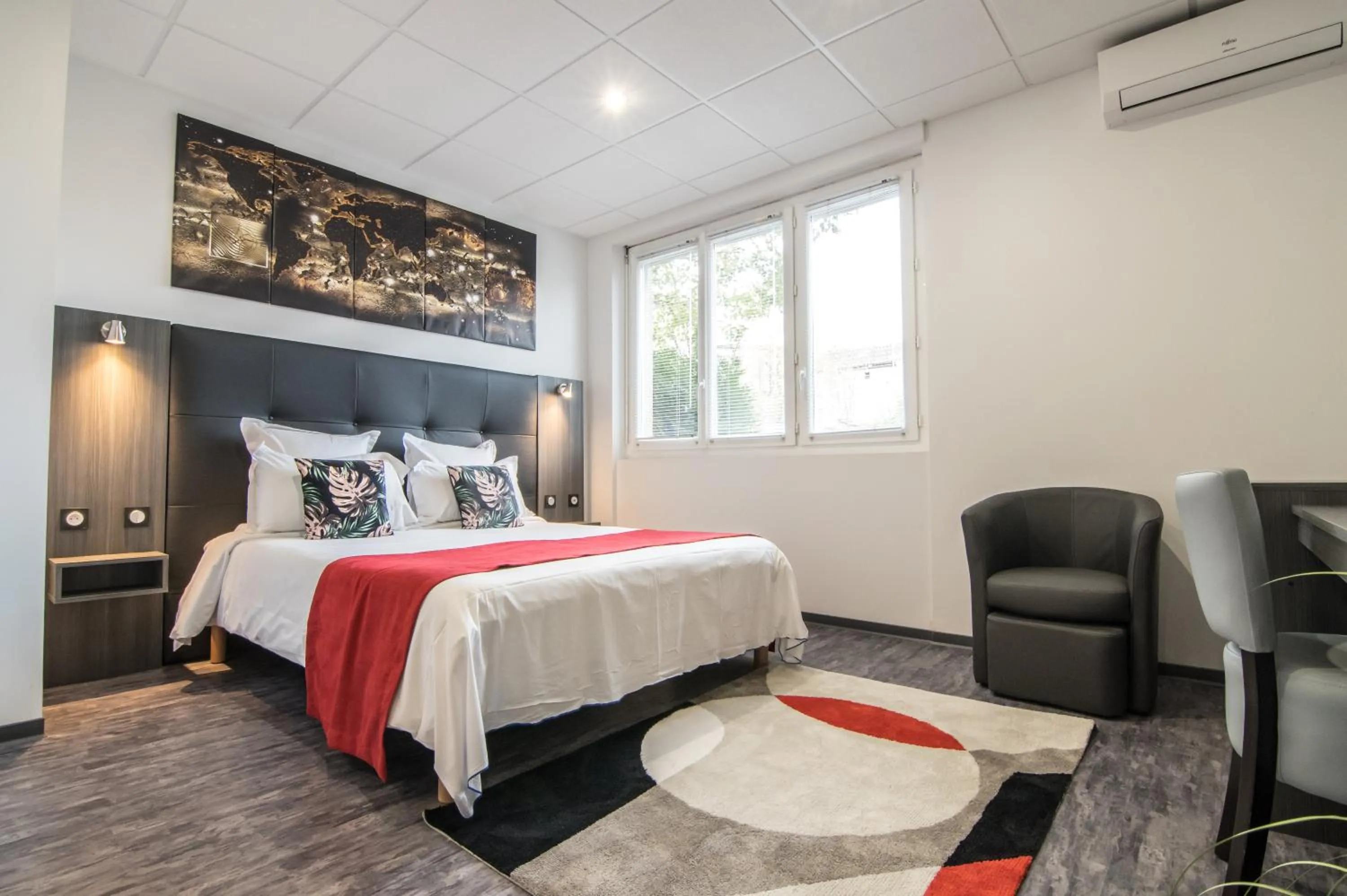 Bathroom, Bed in The Originals City, Hôtel Rive Droite, Albi "Quartier Madeleine"