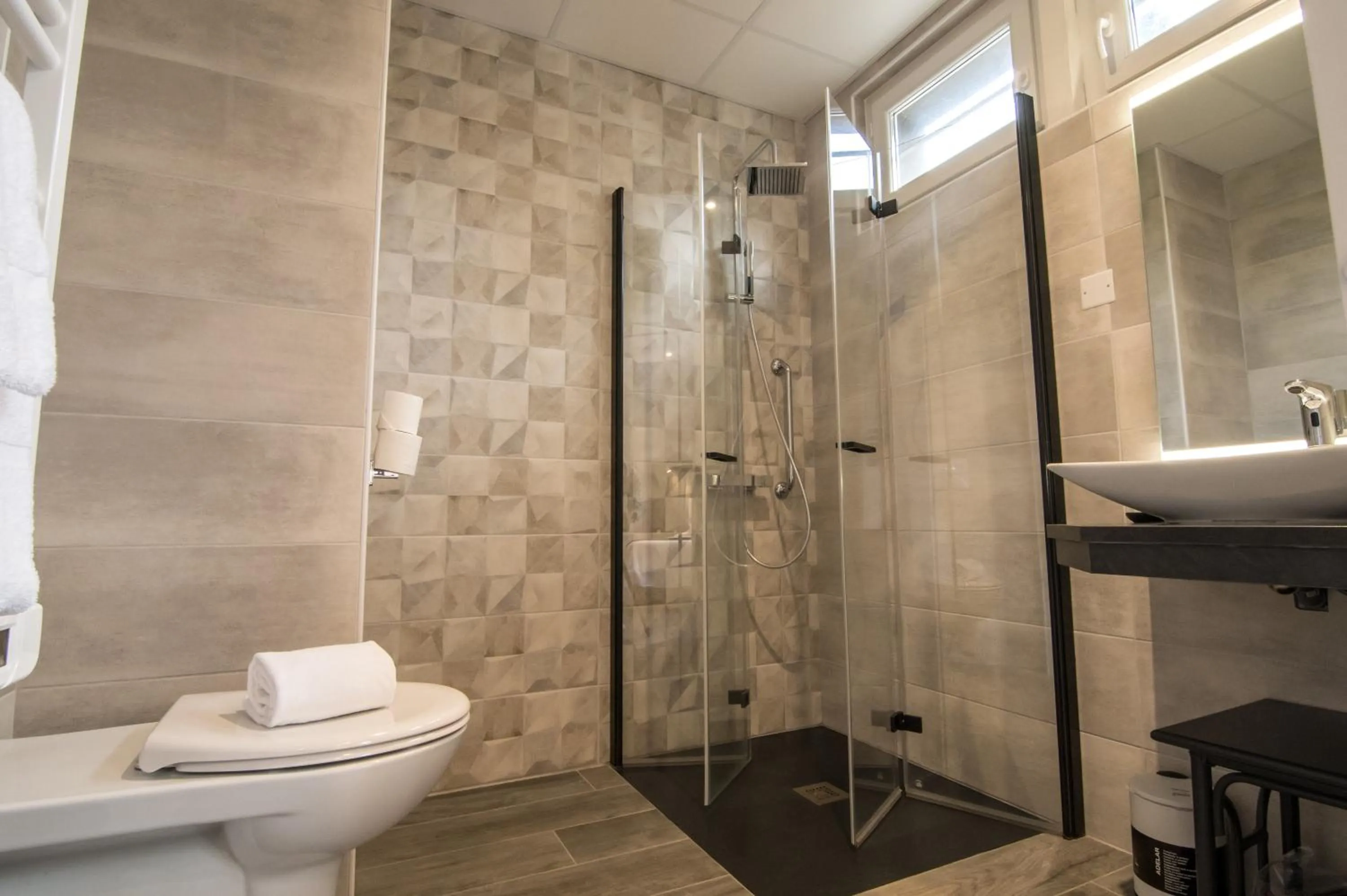 Bathroom in The Originals City, Hôtel Rive Droite, Albi "Quartier Madeleine"