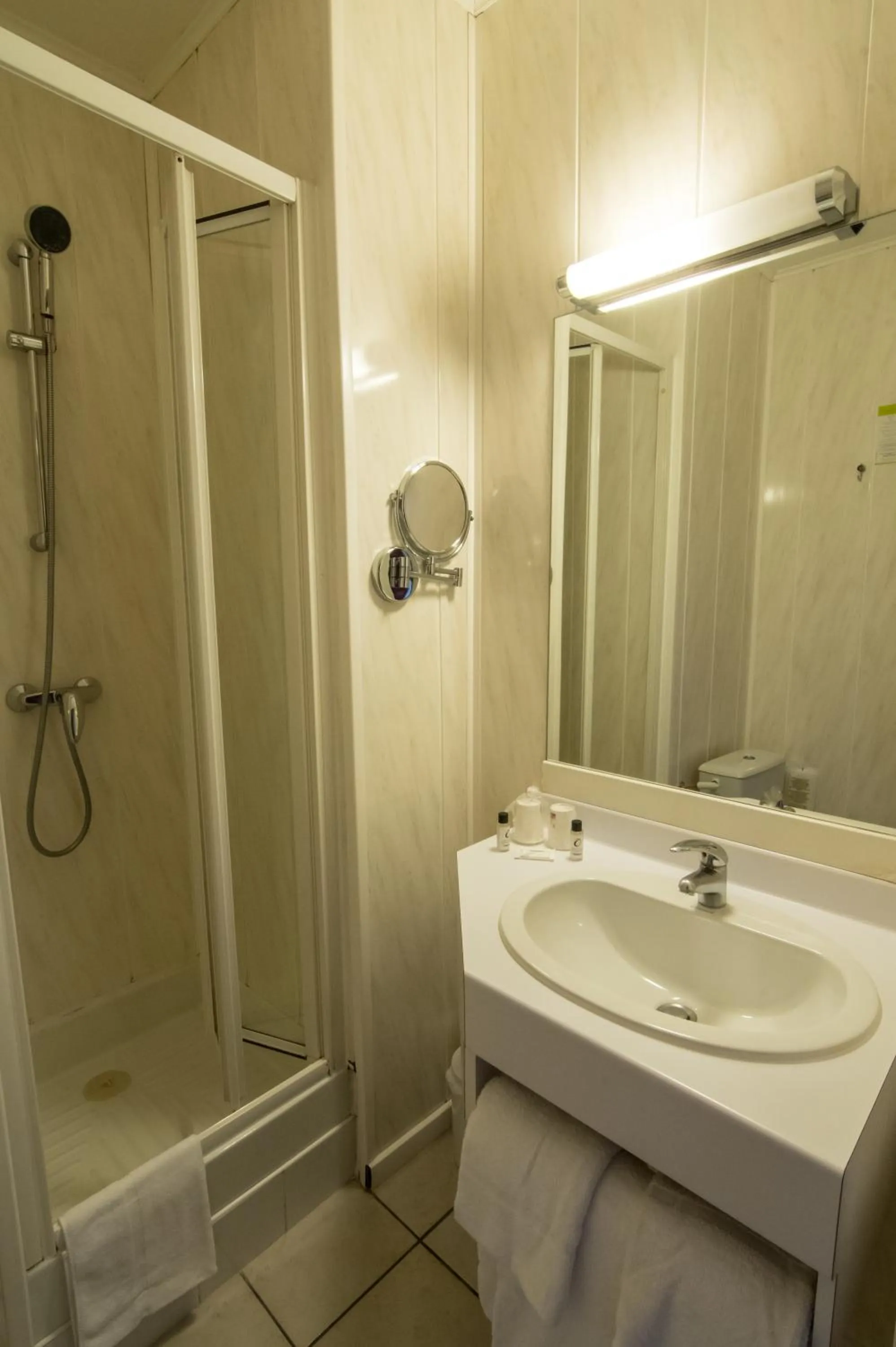 Bathroom in The Originals City, Hôtel Rive Droite, Albi "Quartier Madeleine"