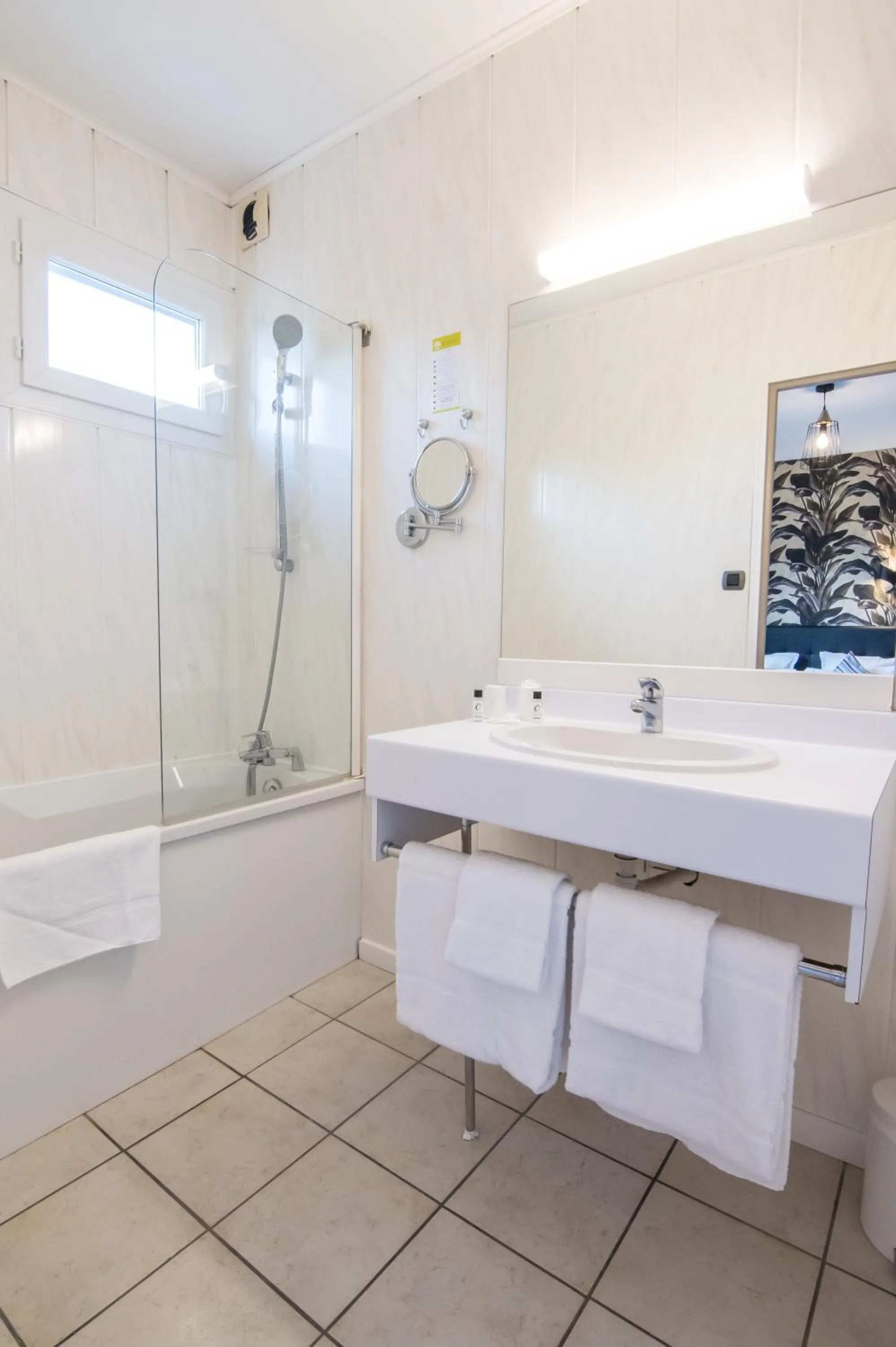 Bathroom in The Originals City, Hôtel Rive Droite, Albi "Quartier Madeleine"