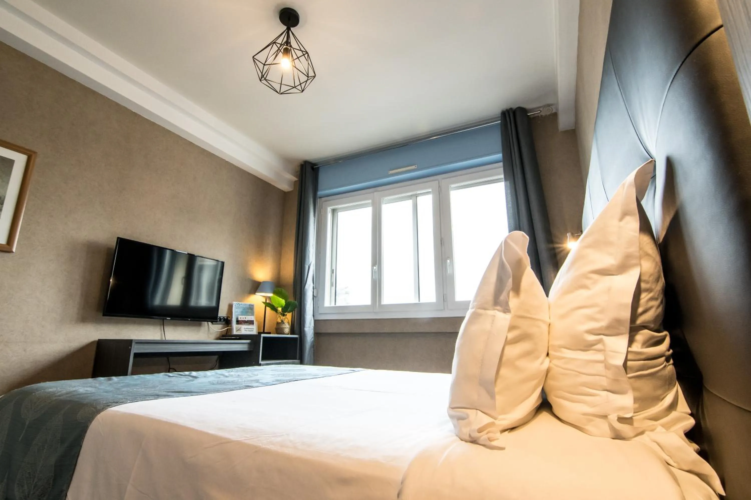 Bedroom, Bed in The Originals City, Hôtel Rive Droite, Albi "Quartier Madeleine"