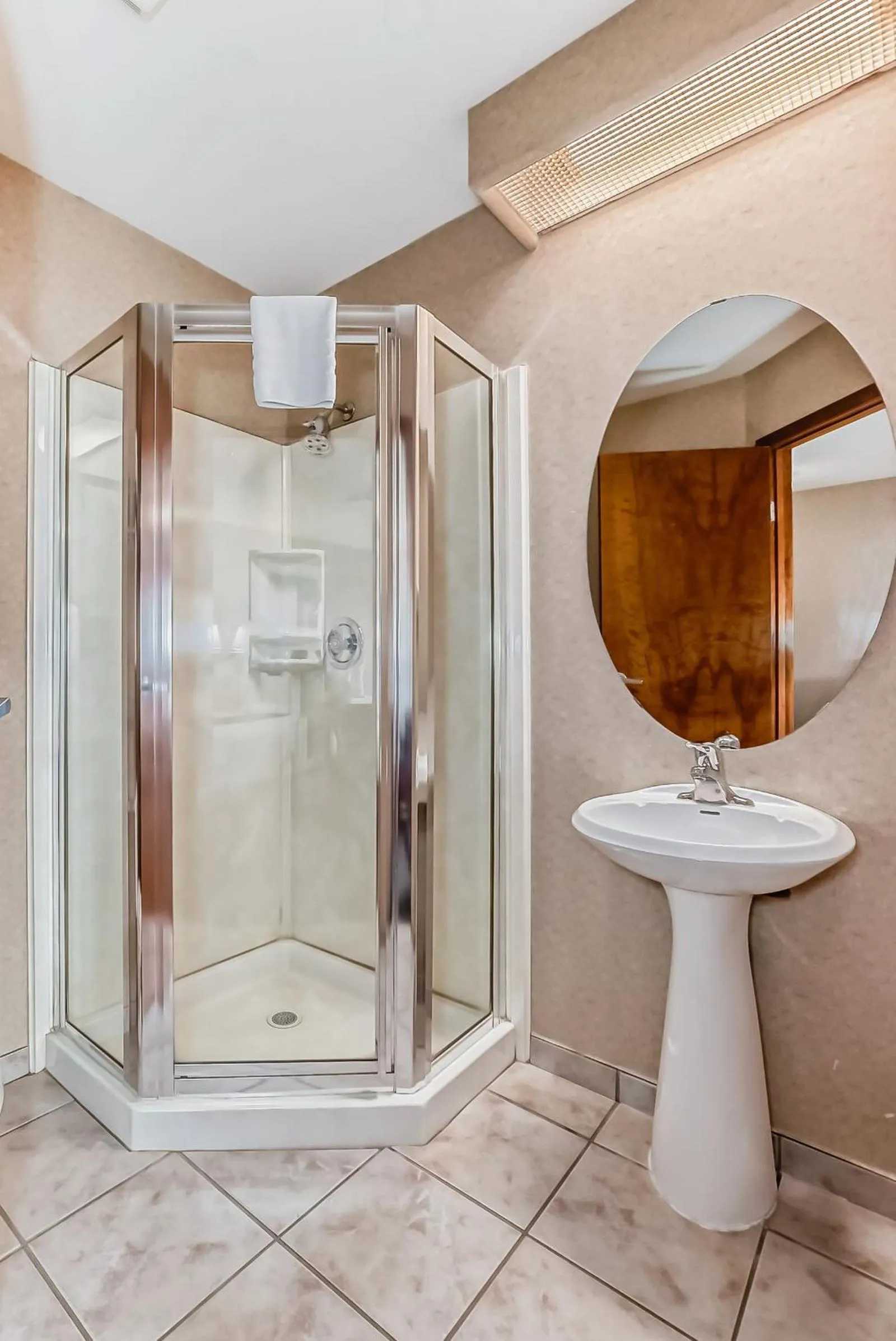 Bathroom in Stony Plain Inn & Suites
