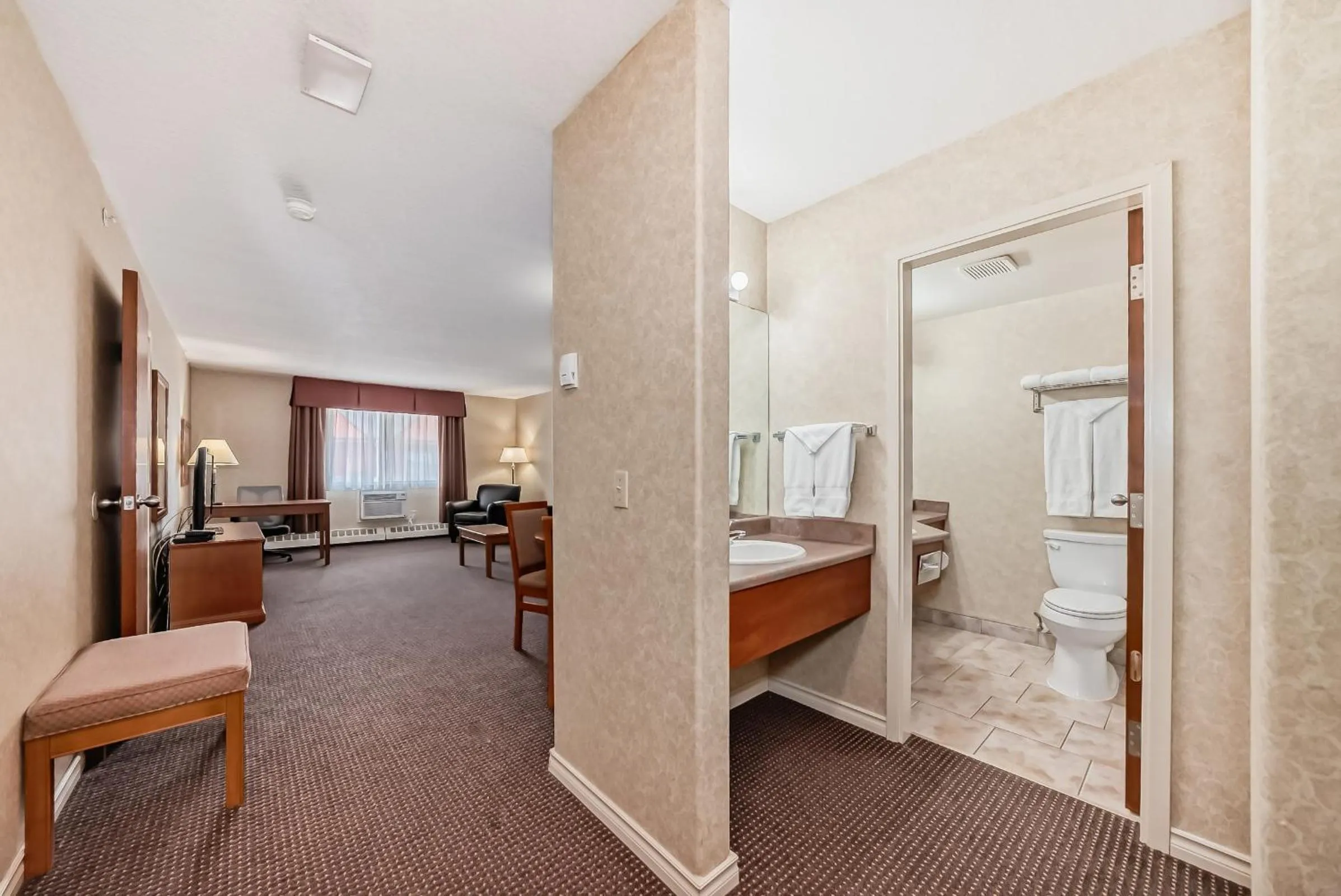 Photo of the whole room, Bed in Stony Plain Inn & Suites