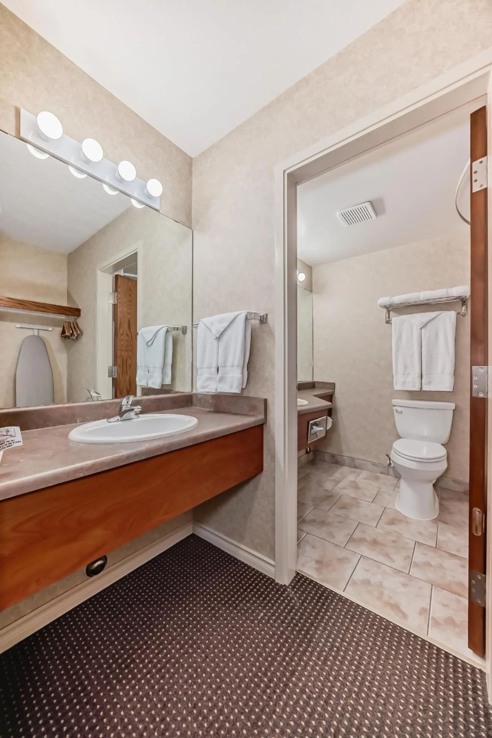 Bathroom in Stony Plain Inn & Suites