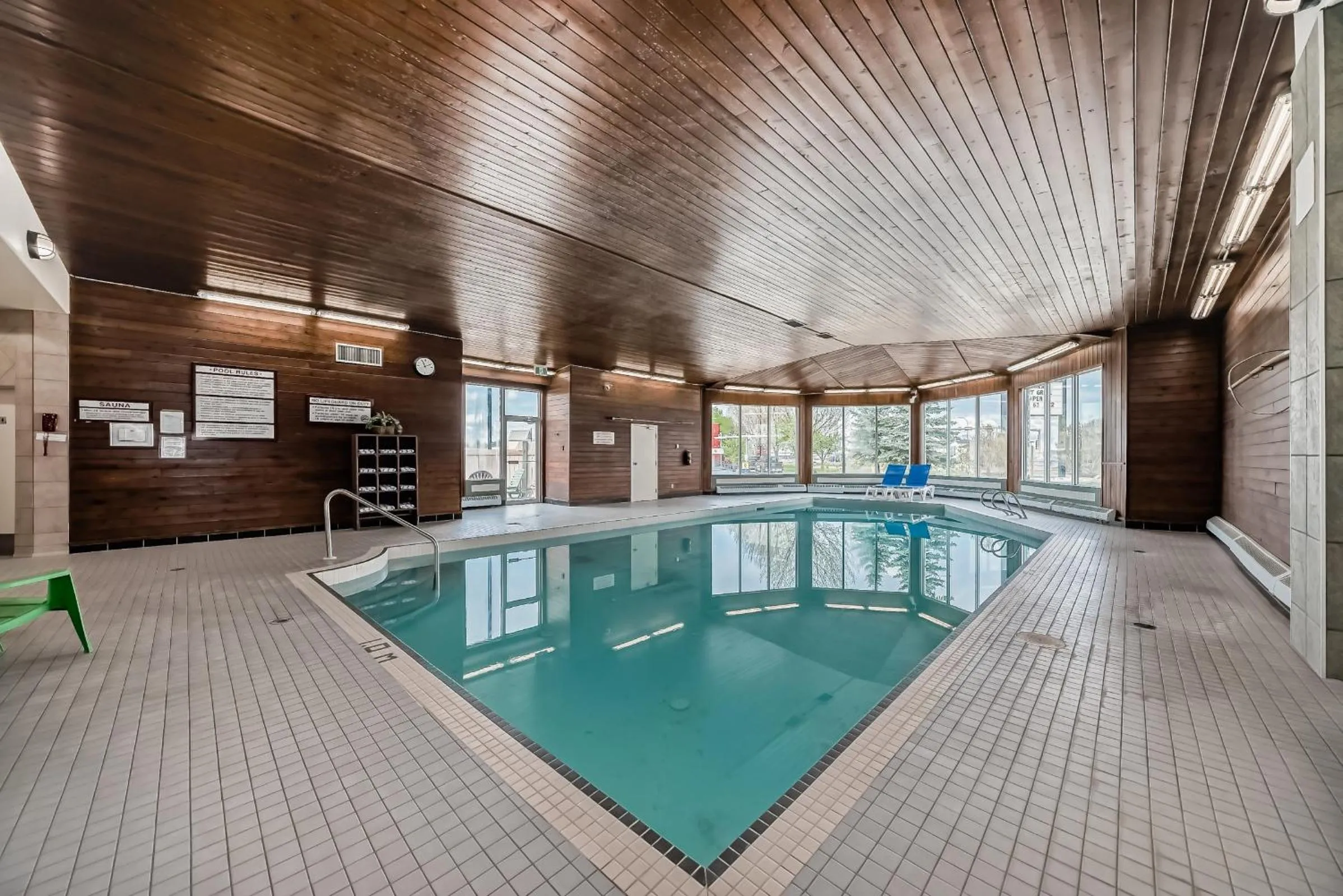 Swimming pool in Stony Plain Inn & Suites