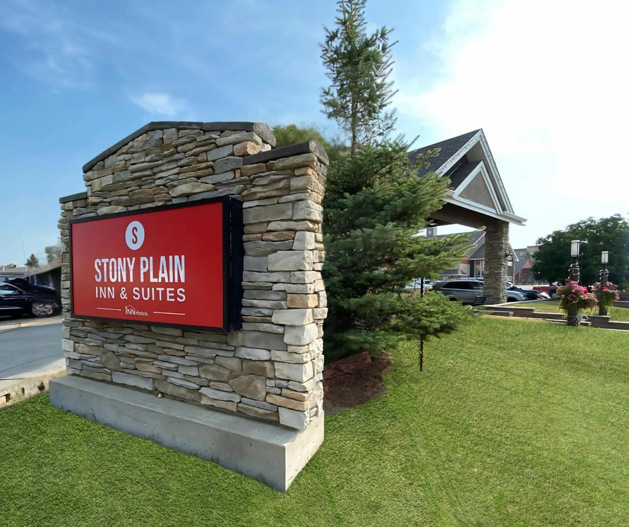 Property building in Stony Plain Inn & Suites
