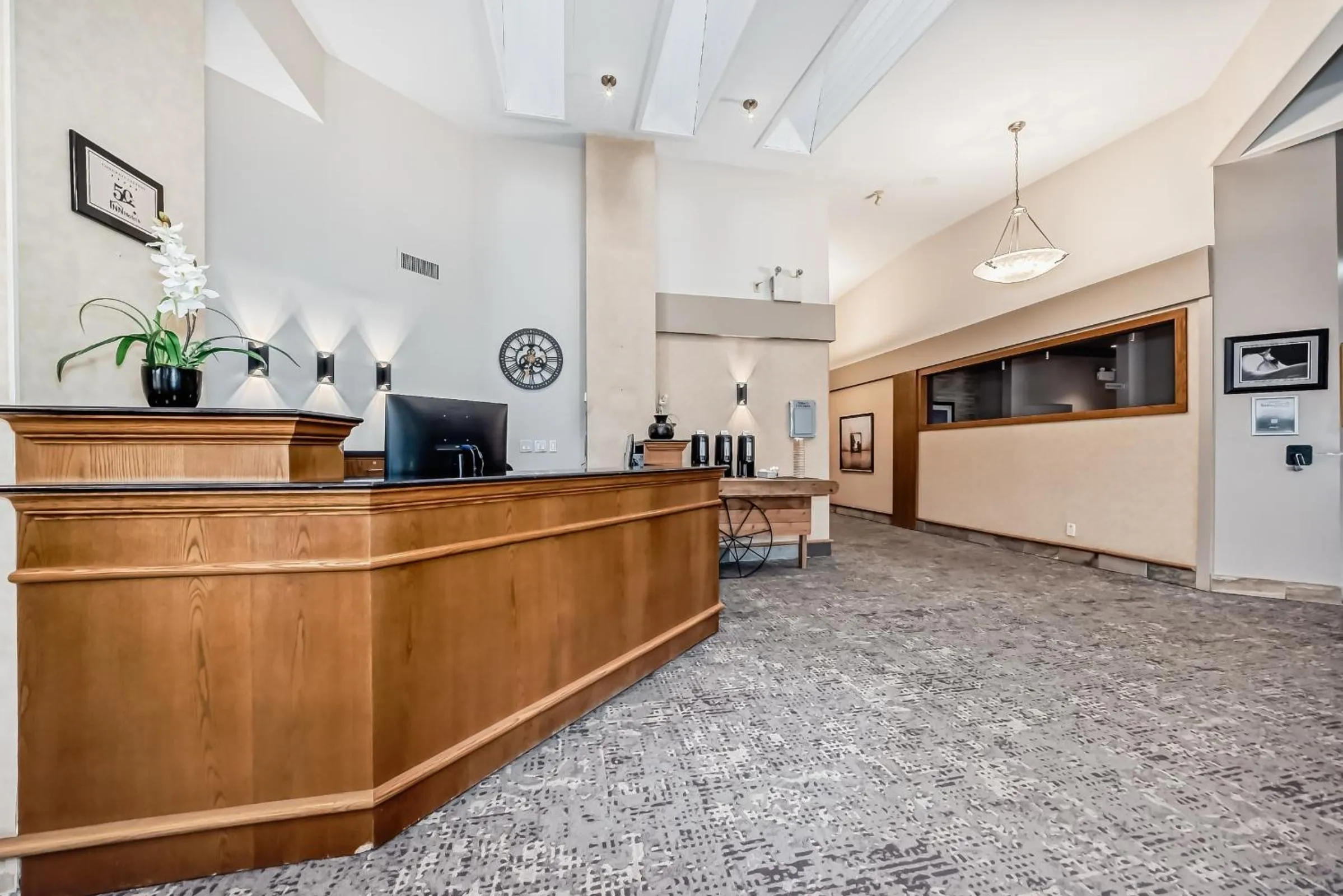 Lobby or reception in Stony Plain Inn & Suites