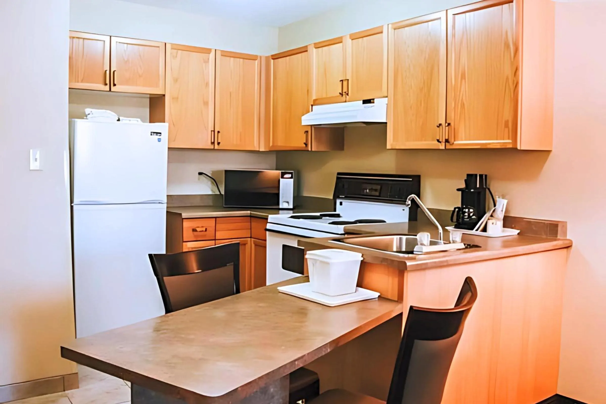 Kitchen or kitchenette in Stony Plain Inn & Suites